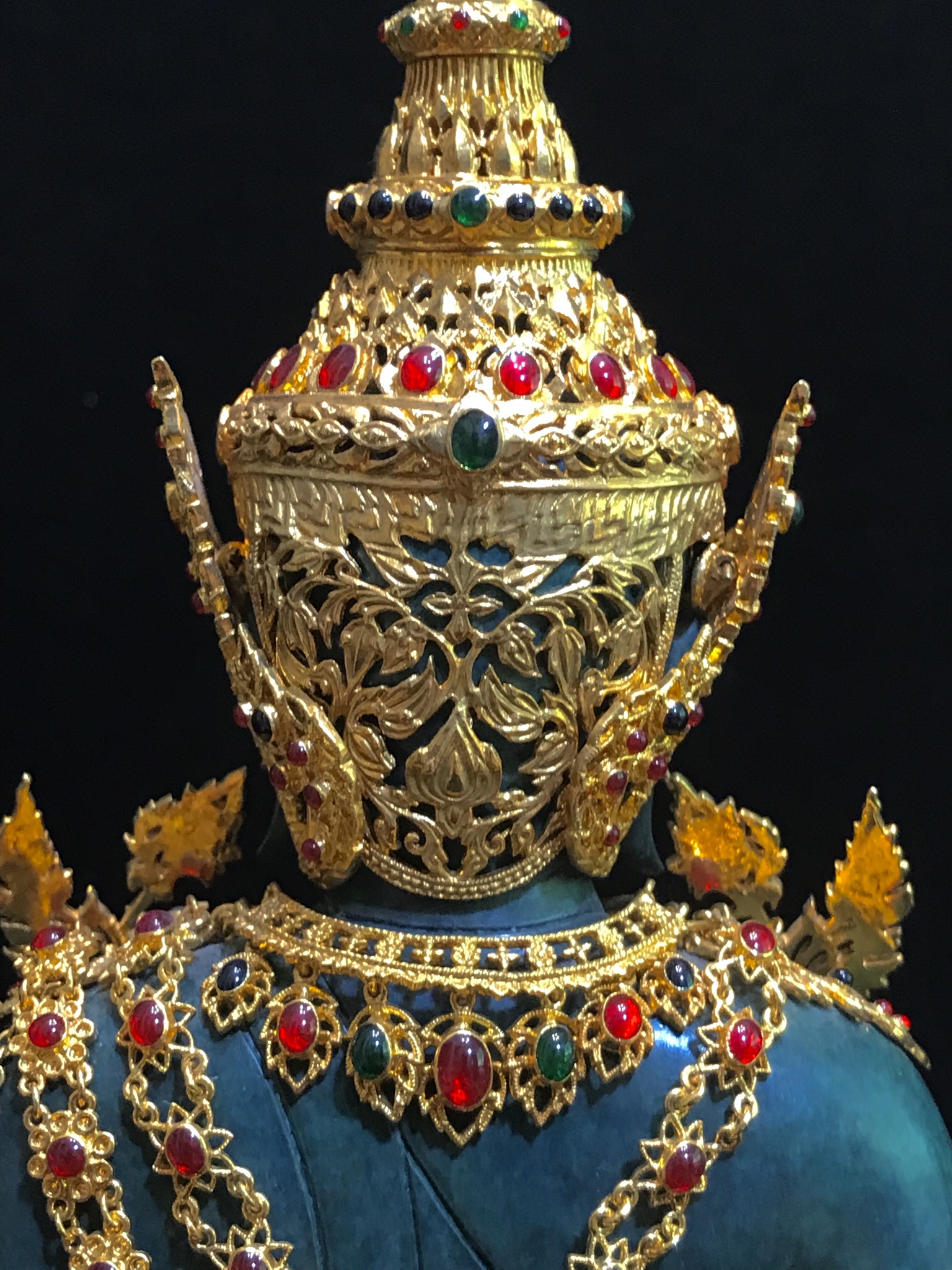 พระแก้วมรกต(จำลอง)ลอยองค์ ขนาดหน้าตัก 5 นิ้ว ทรงเครื่องฤดูร้อน เนื้อโลหะเคลือบสีเขียว เครื่องทรงชุบทองลงยาสี ฐานเนื้อโลหะ ลงรักปิดทองคำ ประดิษฐานตราสัญลักษณ์ฉลองสิริราชสมบัติ ครบ 60 ปี