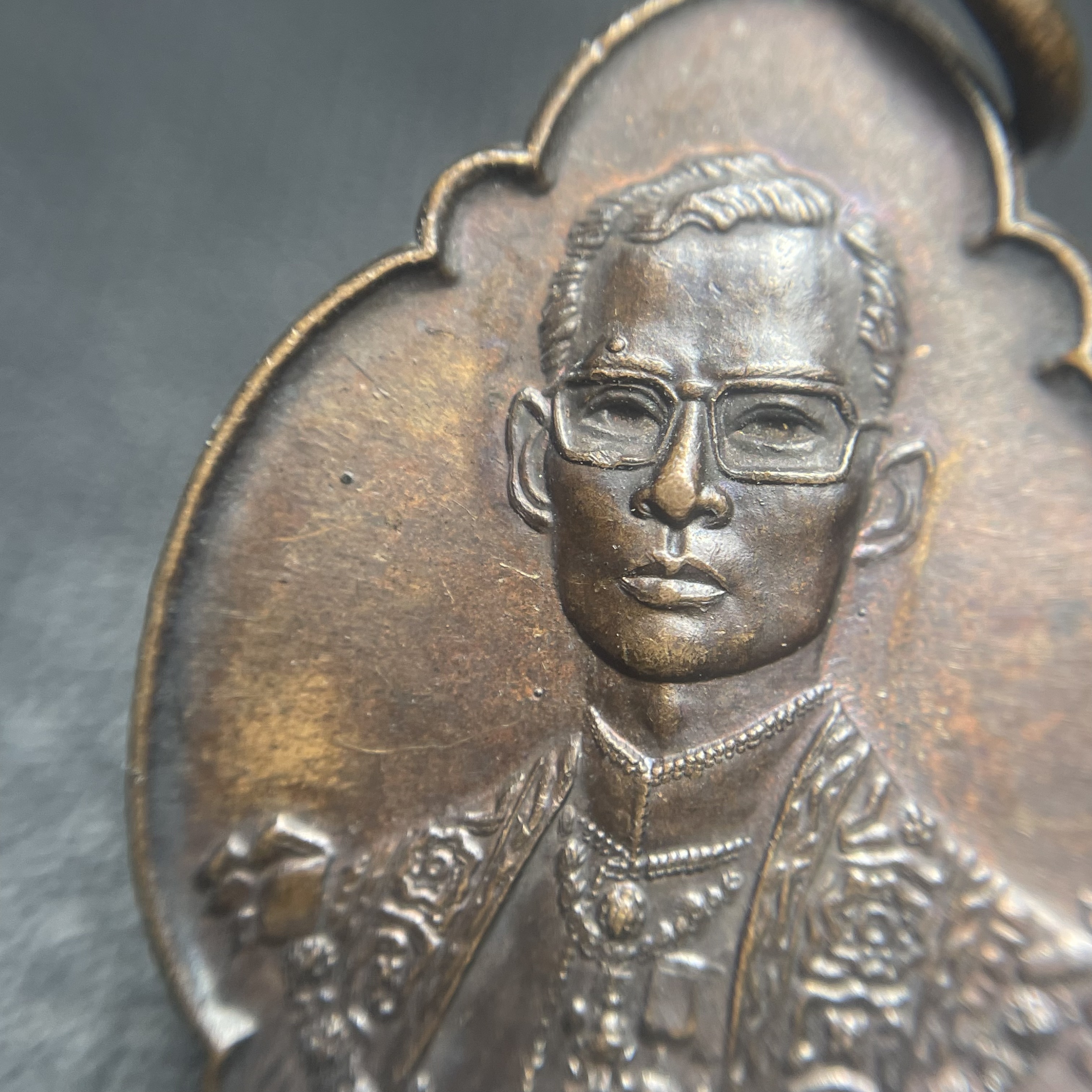 เหรียญ ร.9 ทรงเฉลิมพระชนมพรรษาครบ 4 รอบ ปี2518 เนื้อทองแดง(พิธีใหญ่)(รุ่นยอดนิยม เหรียญหลักที่ต้องมี เกจิดังในยุคร่วมปลุกเสก)