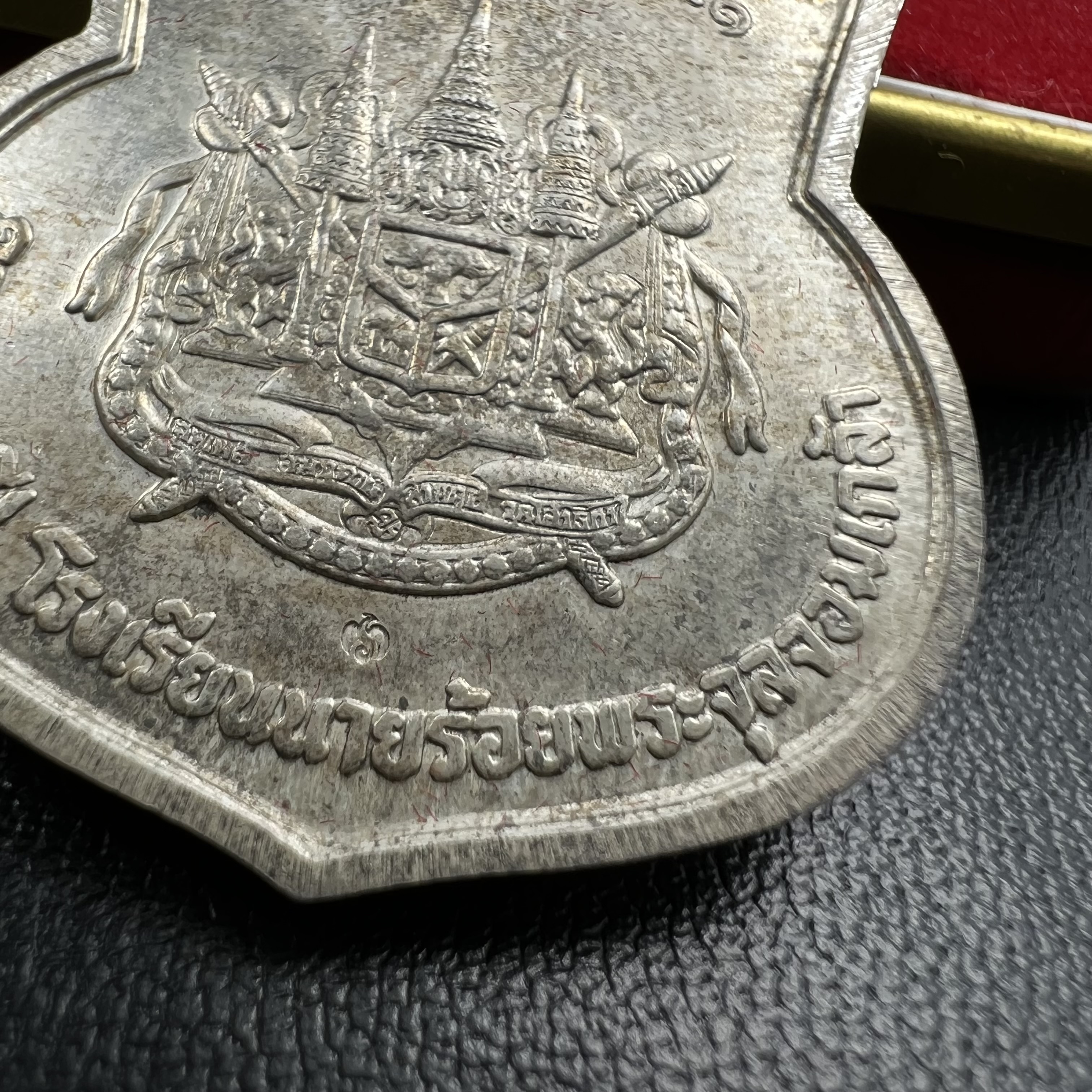 เหรียญที่ระลึกรัชกาลที่ 5 รุ่น ครบ 111 ปี โรงเรียนนายร้อยพระจุลจอมเกล้า ปี 2541 เหรียญทรงเสมาเนื้อเงิน(ขนาดสูง 3.5 ซม.) (ซีนซองเดิมกล่องเดิมครบ) ผลิตโดย กองกษาปณ์ กรมธนารักษ์ สมเด็จพระญาณสังวร สมเด็จพระสังฆราช วัดบวรนิเวศวิหาร ทรงเป็นประธาน(นิยม พิธีใหญ่)