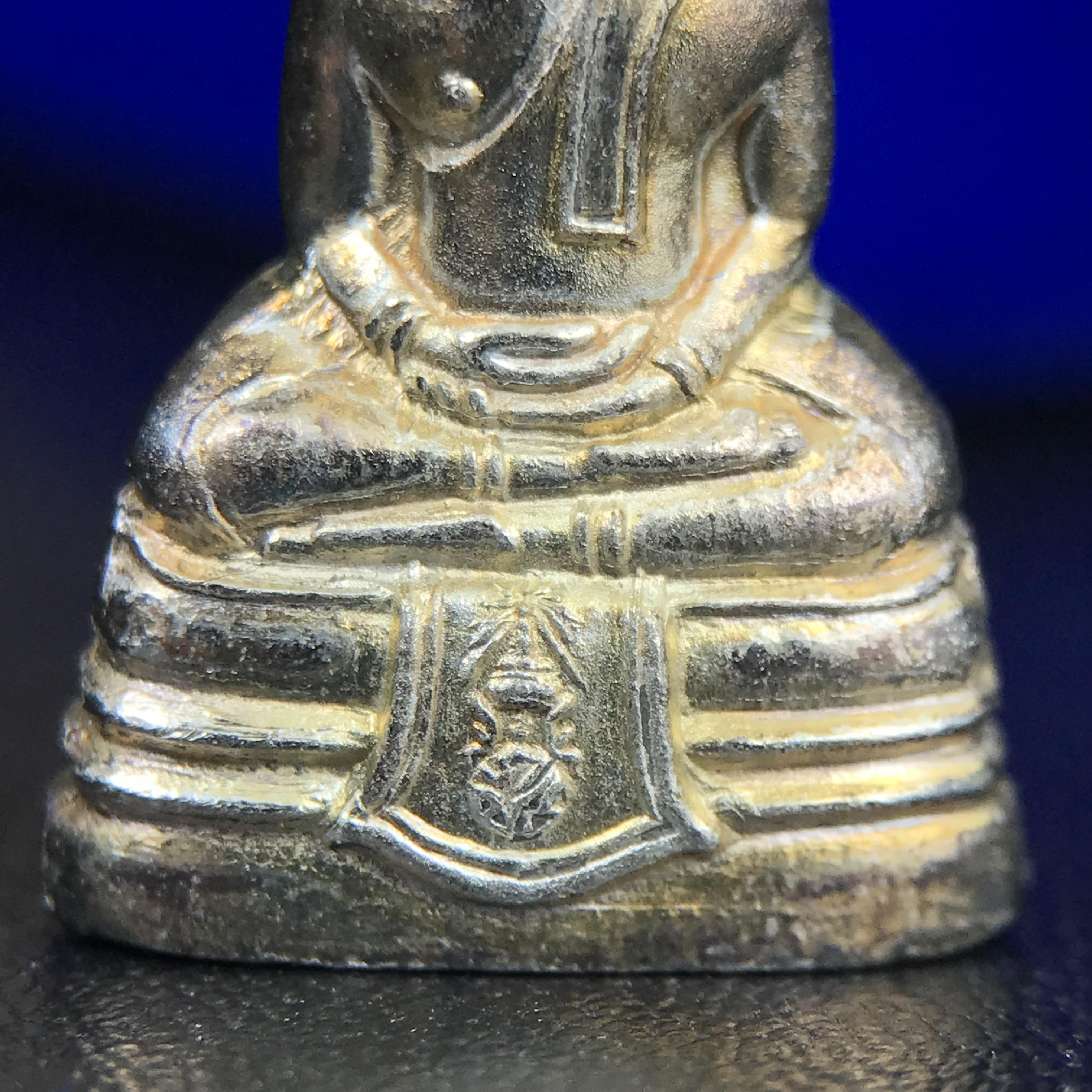 พระกริ่งหลวงพ่อโสธร ภปร. รุ่นกาญจนาภิเษก จัดสร้างในมงคลวโรกาสที่พระบาทสมเด็จพระเจ้าอยู่หัวรัชกาลที่9 เสด็จเถลิงถวัลย์สิริราชสมบัติ ครบ 50 ปี ในพุทธศักราช 2539 เนื้อเงิน(ผิวเดิมสวย)(พิธีใหญ่เข้มขลัง)1 ใน 9950 องค์