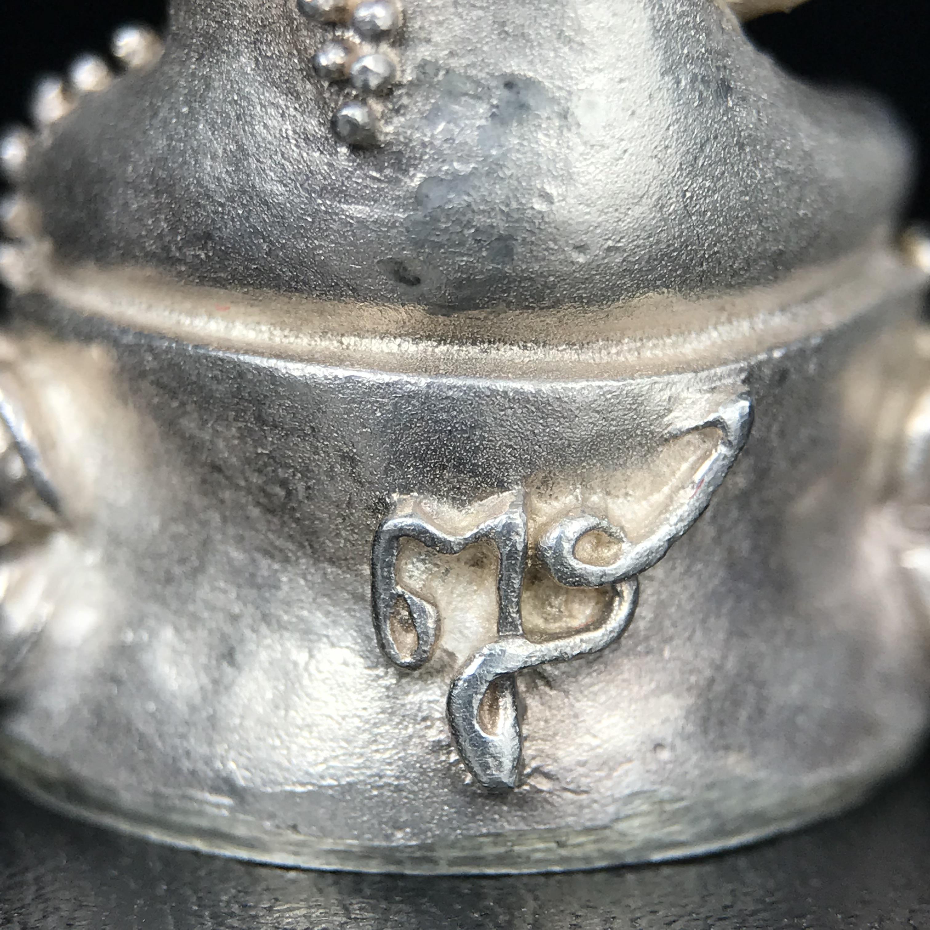 พระกริ่งญาณสังวร(พระกริ่ง ญส.)ปี 2519 เนื้อเงิน(สภาพสวยผิวเดิมขึ้นน้ำทองสวยมาก) สมเด็จพระญาณสังวรและหลวงพ่อคูณ ปริสุทโธ จับสายสูตรร่วมกันในพิธีเททอง ณ อุโบสถวัดบวรนิเวศวิหาร(พิธีใหญ่ เจตนาดี หลวงปู่โต๊ะร่วมปลุกเสก)(แบบนี้ไม่ควรพลาด)หายาก 1ใน 999 องค์