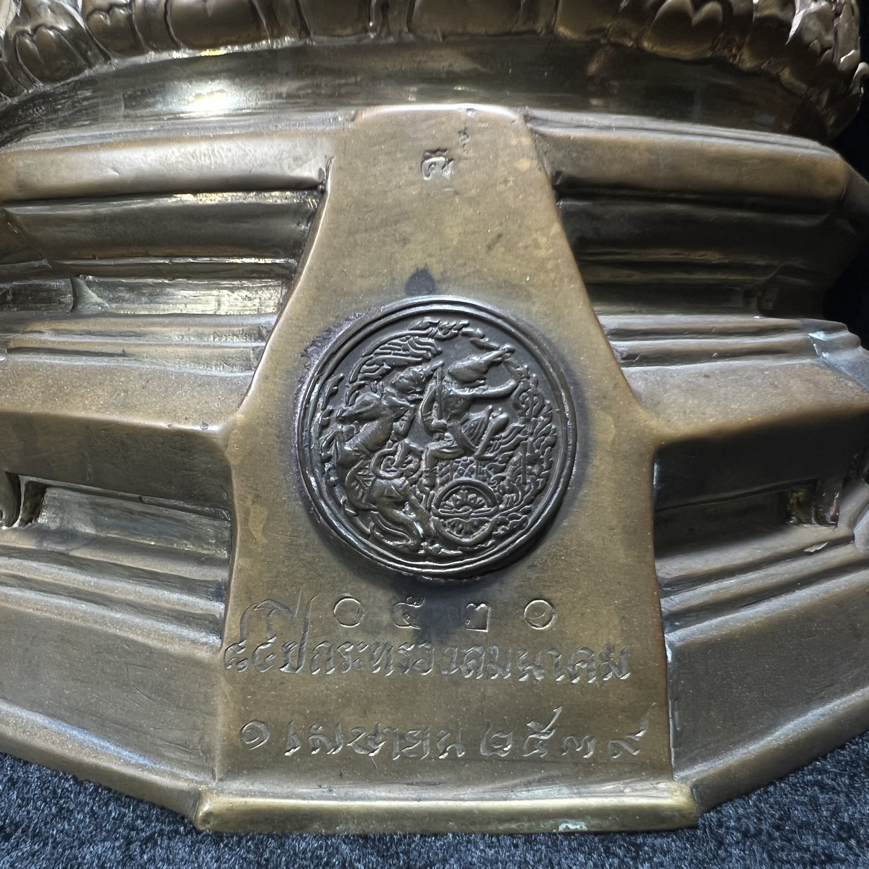 พระพุทธคมนาคมบพิธ (พระพุทธสิหิงค์จำลอง) ภปร. ครบรอบ 84 ปี กระทรวงคมนาคม พ.ศ.2539 หน้าตัก 5 นิ้ว เนื้อลำอู่แดง(หายาก)