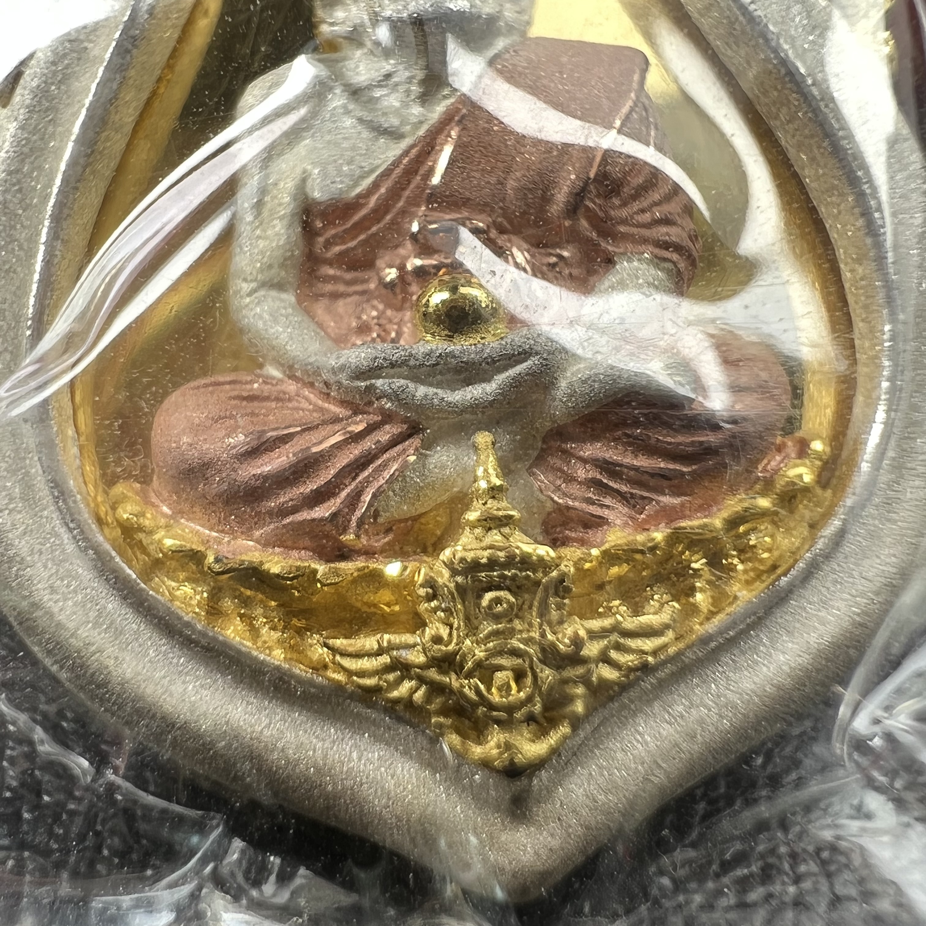 หลวงพ่อทวดเหยียบน้ำทะเลจืด รุ่นครบรอบกระทรวงกลาโหม 115 ปี พิธีปลุกเสก ณ มหาเจดีย์วัดพะโค๊ะ และบนเรือรบหลวงกองเรือยุทธการภาคที่ 2 กลางทะเล จังหวัดสงขลา ปี2545 เหรียญทรงเสมาเนื้อเงินสามกษัตริย์(ฉากพื้นหลังผิวกระจก) ตอกโค๊ตและหมายเลข ซีนซองเดิมกล่องบรรจุเดิม