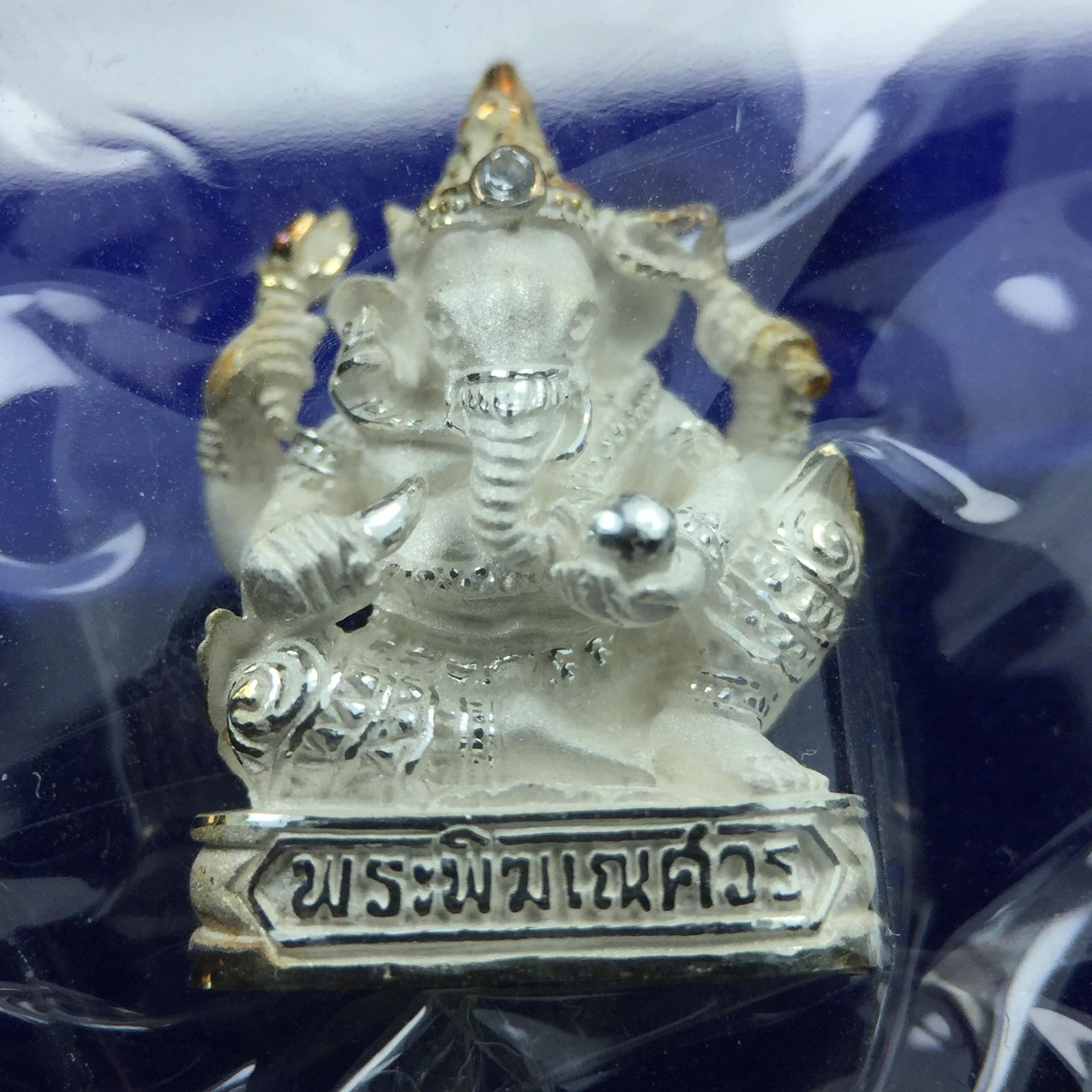 พระพิฆเณศวร วัดบวรนิเวศวิหาร ปี 2542 เนื้อเงินพ่นทรายขัดเงาบางส่วน(ฝังพลอย1เม็ด)(ขนาด 2* 1.4 ซม.) สภาพสวยซีนซองเดิมพร้อมกล่องบรรจุเดิม ตอกโค๊ดหมายเลขกำกับ(ผิวเดิมขึ้นสีรุ้งธรรมชาติ สวย)(คัดสภาพสวยเดิม พิธีใหญ่ พุทธศิลป์งดงาม)