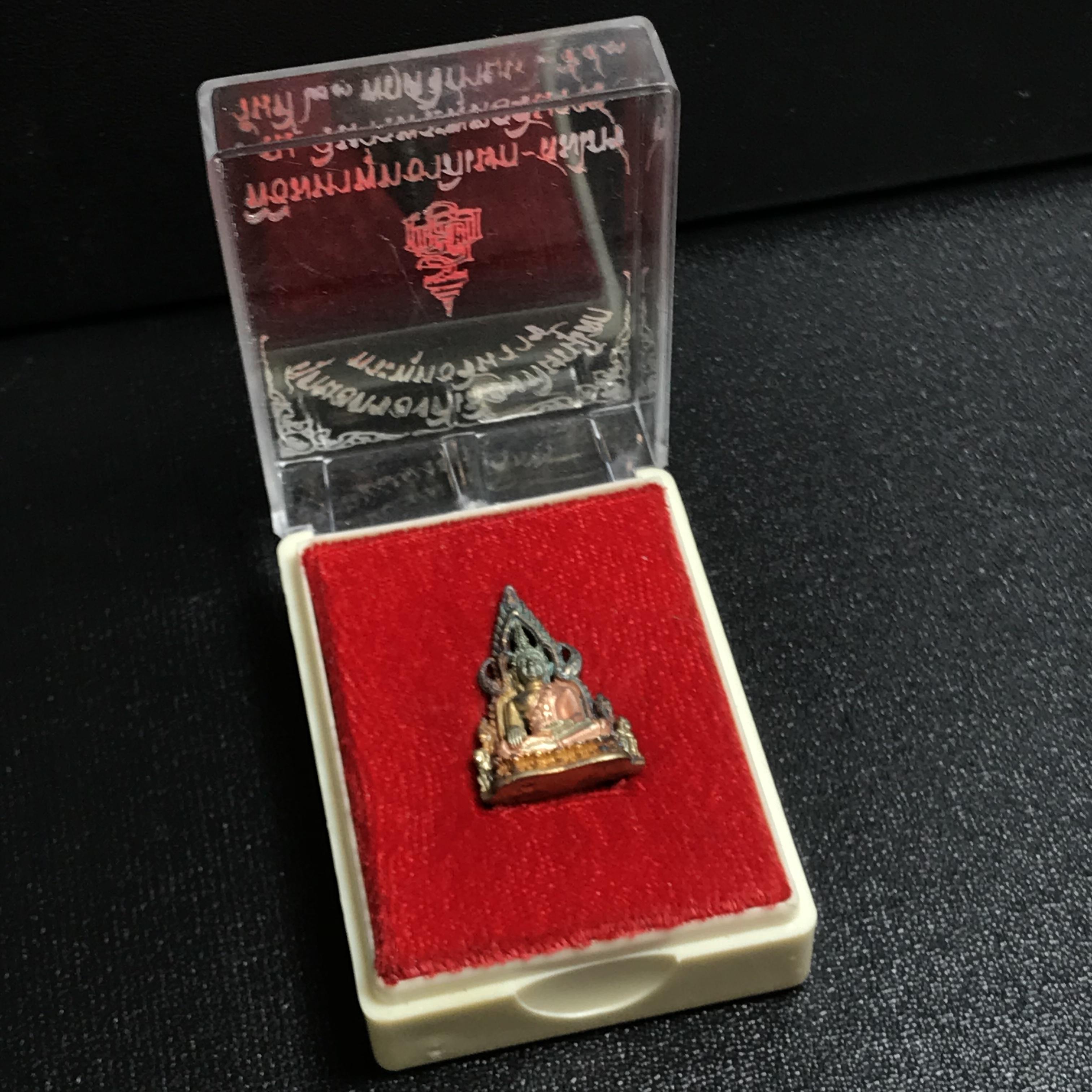 พระชัยวัฒน์พระชินราชอินโดจีน ญสส.เนื้อเงินสามกษัตริย์ วัดพระศรีมหาธาตุ จ.พิษณุโลก ปี 2543 พิธีใหญ่ รุ่นแรกและรุ่นเดียวที่ หลวงปู่หมุน ฐิตสีโล วัดบ้านจาน มาร่วมปลุกเสก