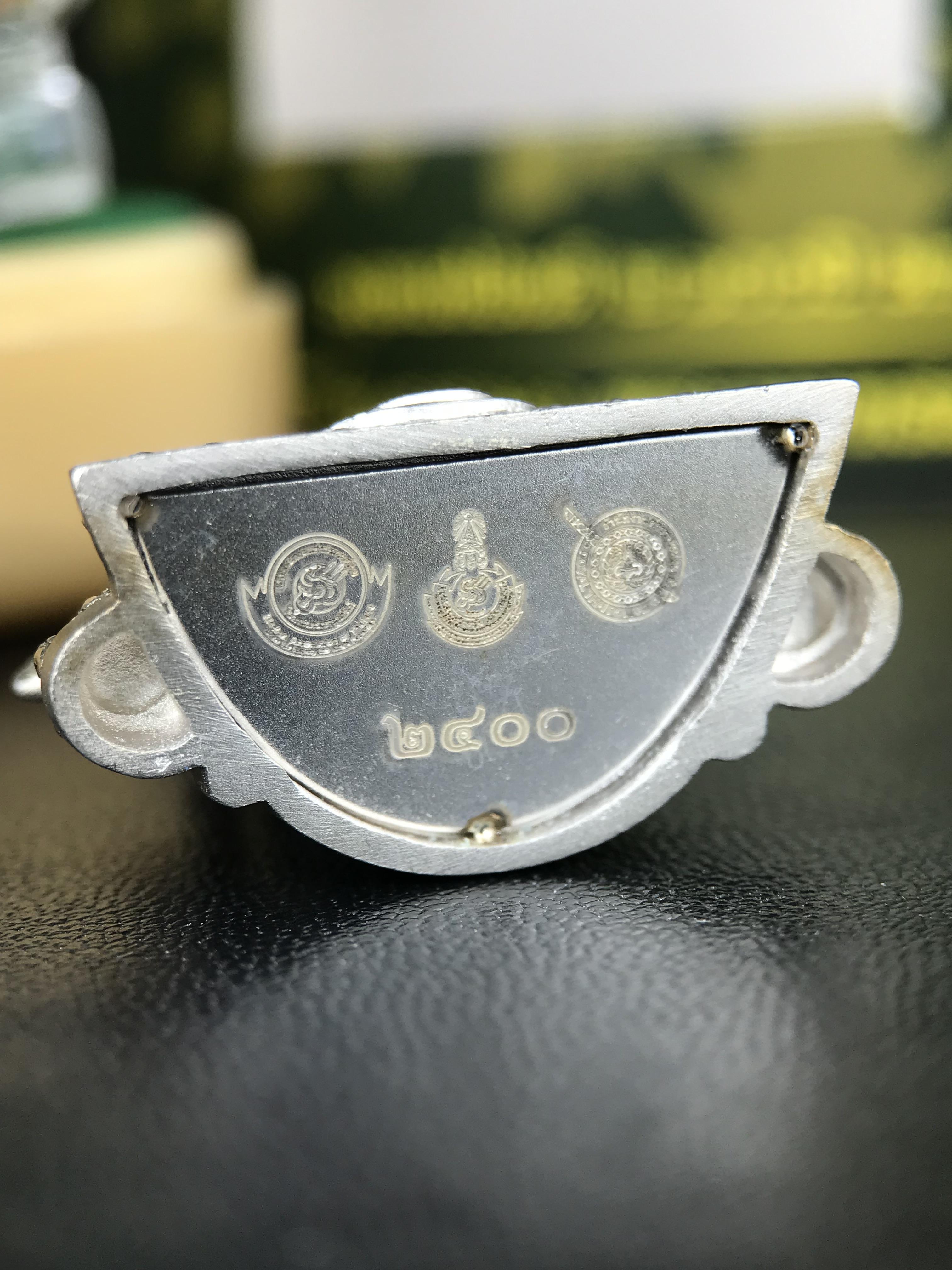 พระพุทธชินราช ภปร. 84 พรรษาในหลวงรัชกาลที่ 9 ปี 2554 พิมพ์กลางขนาดหน้าตัก 1/2 นิ้ว(สูง 3.8 ซม.) เนื้อเงินชุบทองคำขาว(สภาพผิวเดิมสวย) (พระราชทานมวลสาร จิตรลดาและเส้นพระเจ้า(เส้นผม)รัชกาลที่9)พุทธศิลป์ทรงคุณค่าอีกหนึ่งรุ่นยอดนิยม(องค์หมายเลข ๒๔๐๐)