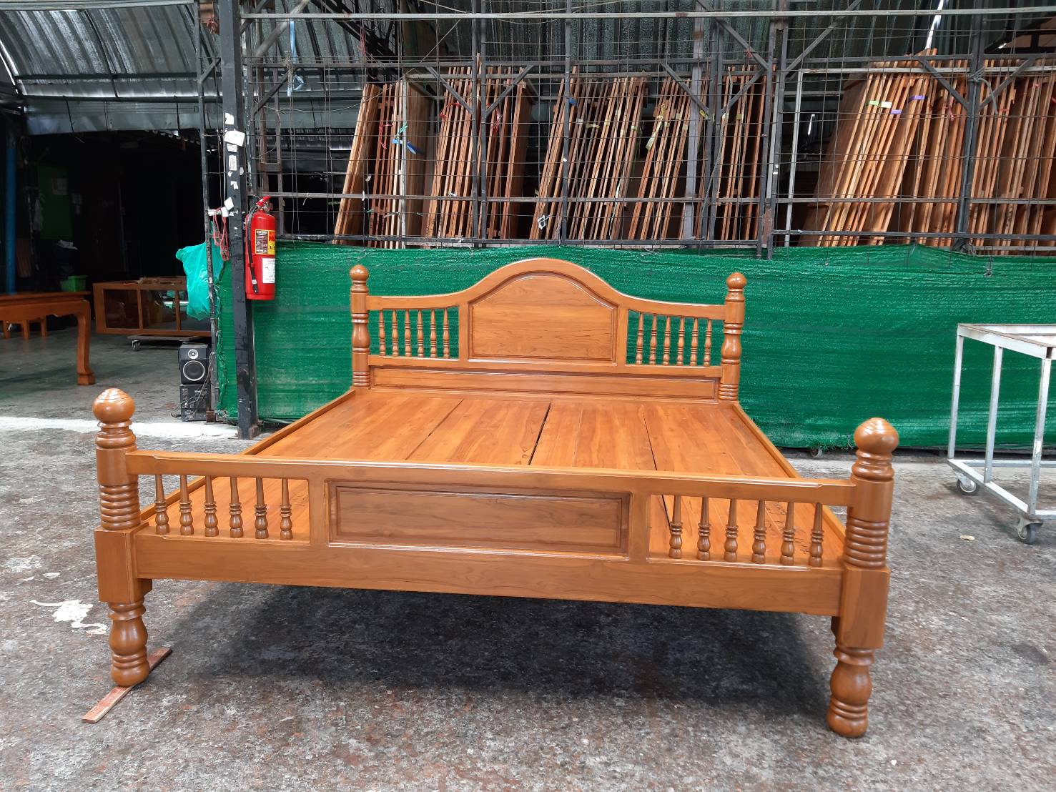 เตียงไม้สักแท้ 6 ฟุต รุ่นคลาสสิค