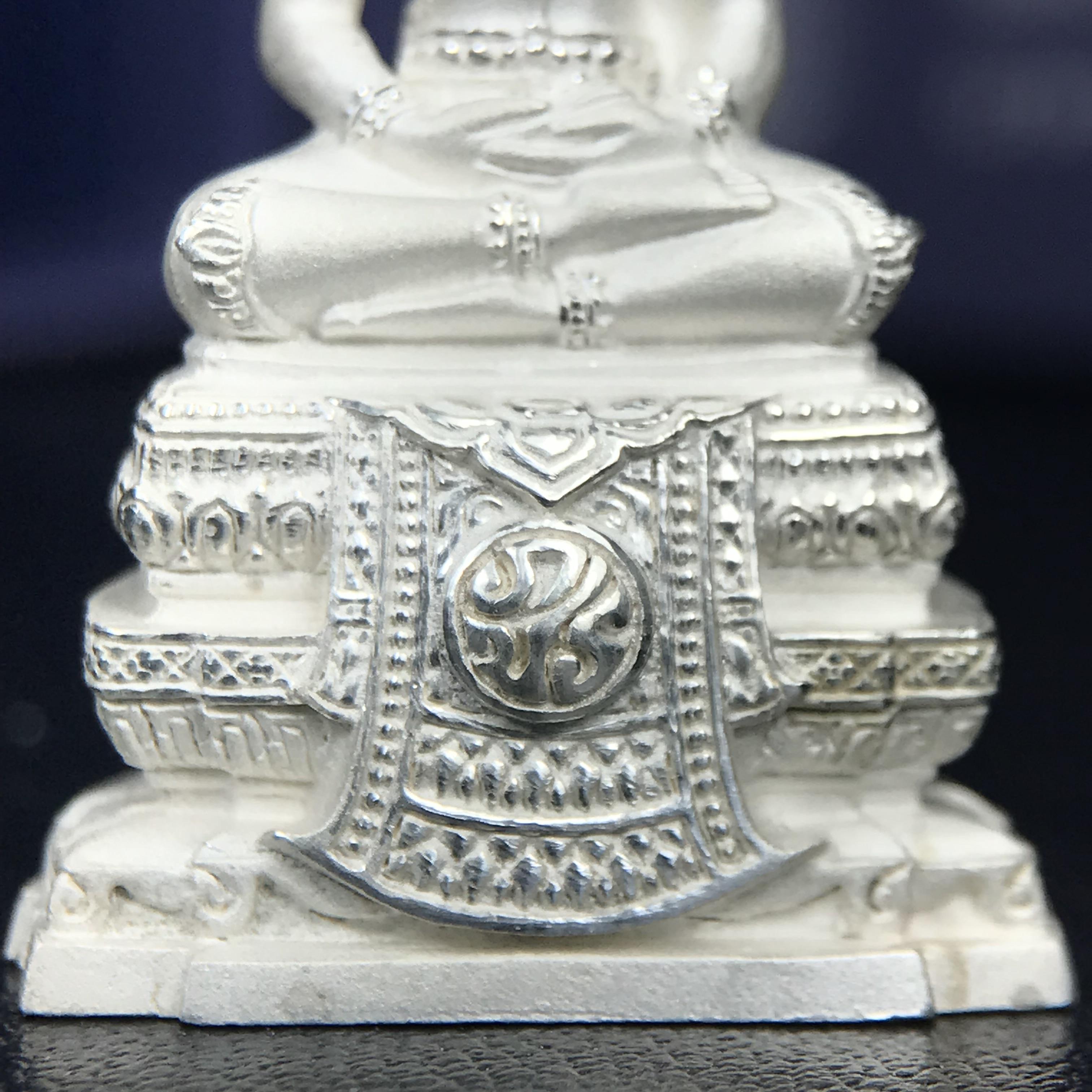 พระแก้วมรกต ภปร. ปี 2547 จัดสร้างโดยโรงพยาบาลภูมิพลอดุลยเดช เนื้อเงิน ลอยองค์ สูง 3.7 ซม.หน้าตัก 1/2 นิ้ว พิธีมหามังคาภิเษก ณ พระอุโบสถวัดพระศรีรัตนศาสดาราม(วัดพระแก้ว) งดงามทรงคุณค่าอีกหนึ่งรุ่นยอดนิยม หายาก(หมายเลขต้นๆหลักร้อย ๕๗๓)(1ใน3000องค์)