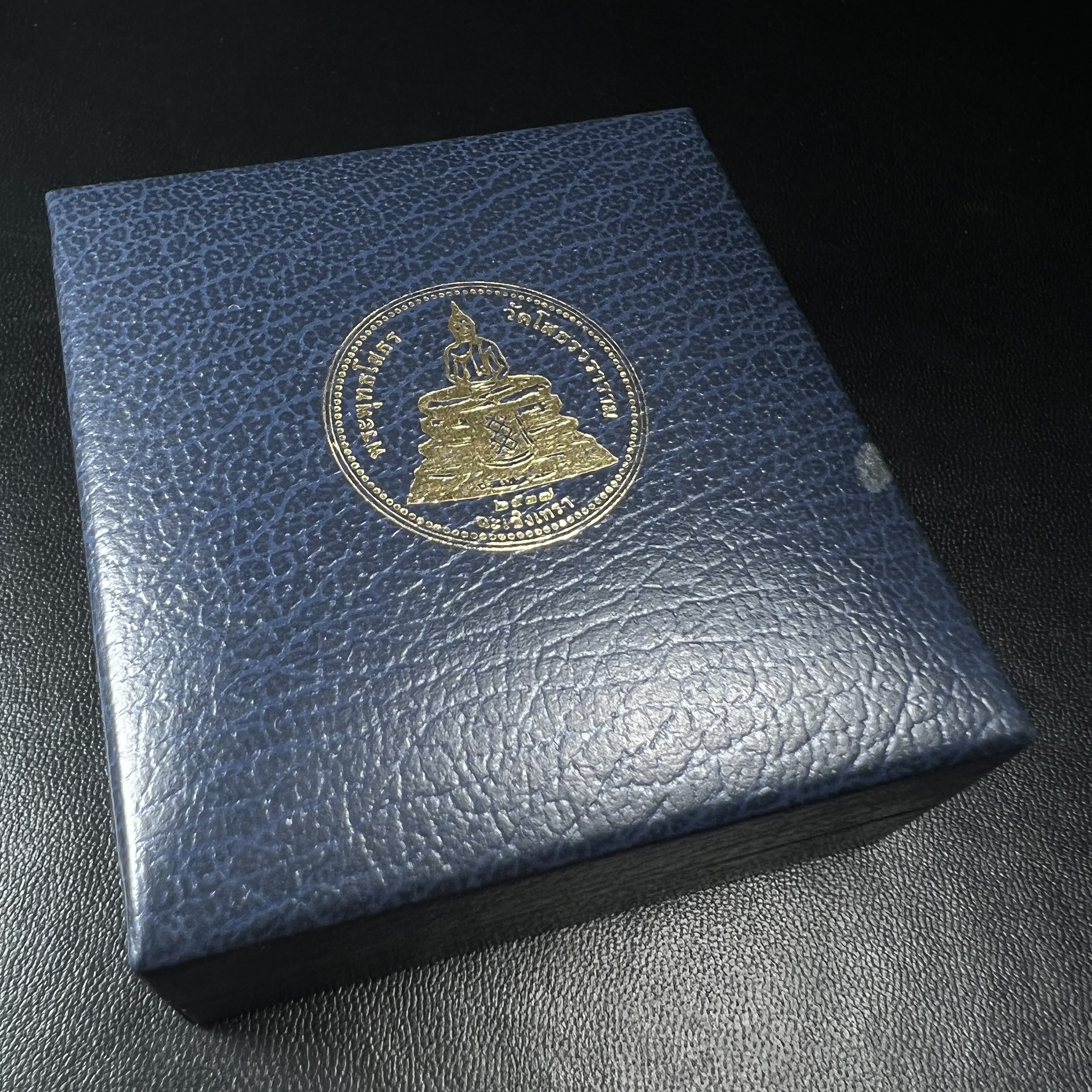 เหรียญพระพุทธโสธร 2 หน้า วัดโสธรวรารามวรวิหาร จ.ฉะเชิงเทรา ปี 2537เนื้อเงินขัดเงาสองหน้า ขนาด 2.8 ซ.ม. บล็อกนอก ผลิตที่โรงกษาปณ์ Royal Australian Mint ประเทศออสเตรเลีย พร้อมกล่องบรรจุเดิม สภาพสวย