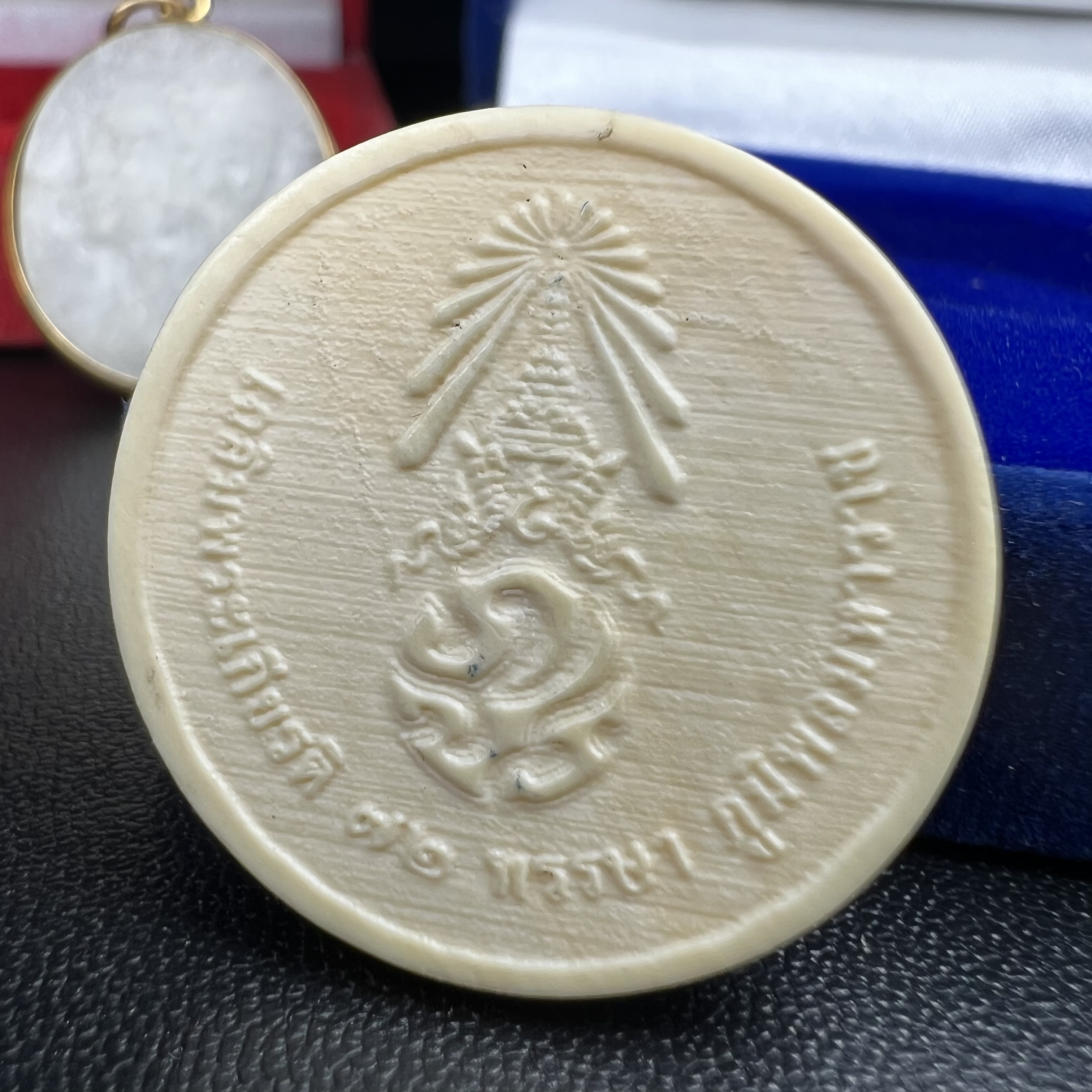 พระบรมฉายาลักษณ์ ร.9 เหรียญหยกรูปไข่เลี่ยมทองคำแท้(งานเลี่ยมเดิมจากผู้จัดสร้าง)+พระบรมฉายาลักษณ์ เหรียญคชสารหมื่นปี ร.9 หน้ากากทองคำ เฉลิมพระเกียรติ 72 พรรษา ภูมิพลมหาราช ปี 2542(1ชุด2องค์)(อีกหนึ่งวัตถุมงคลที่ระลึกของพระองค์ท่านที่พบเจอหายากมากในปัจุบัน)