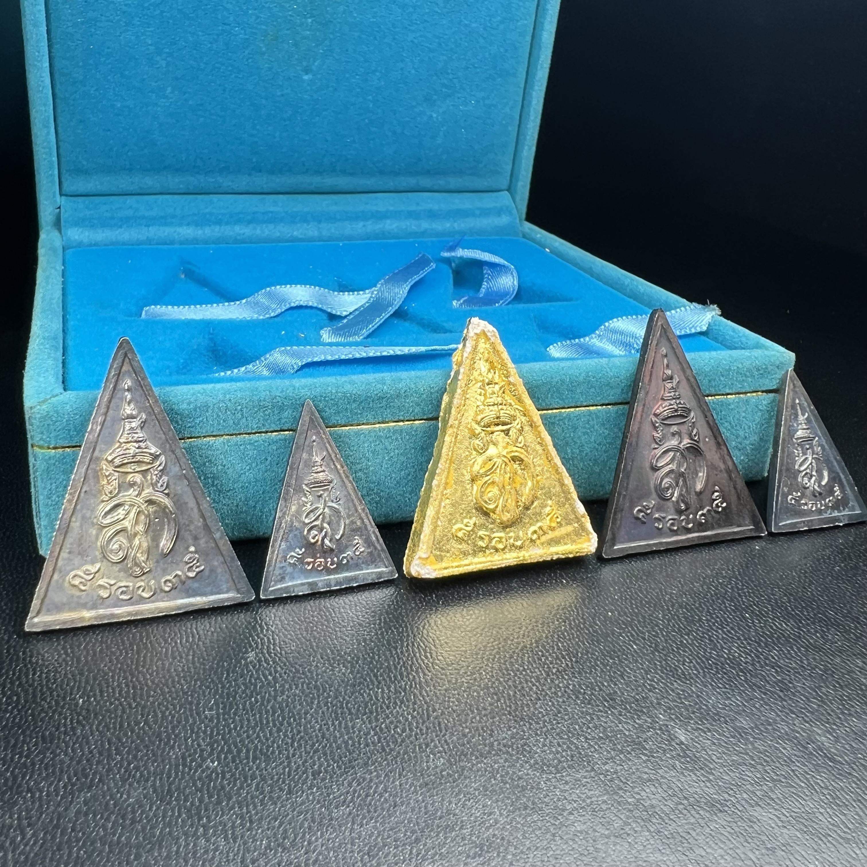 พระไพรีพินาศ สก. ปี 2535พิธีมหาพุทธาภิเษก ณ วัดบวรนิเวศวิหาร เฉลิมพระเกียรติ สมเด็จพระนางเจ้าสิริกิติ์ พระบรมราชินีนาถ พระบรมราชชนนีพันปีหลวง 5 รอบ 60 พรรษา12 สิงหาคม 2535 ชุดพิเศษ 5 รายการ ครบชุดพร้อมกล่องบรรจุเดิม