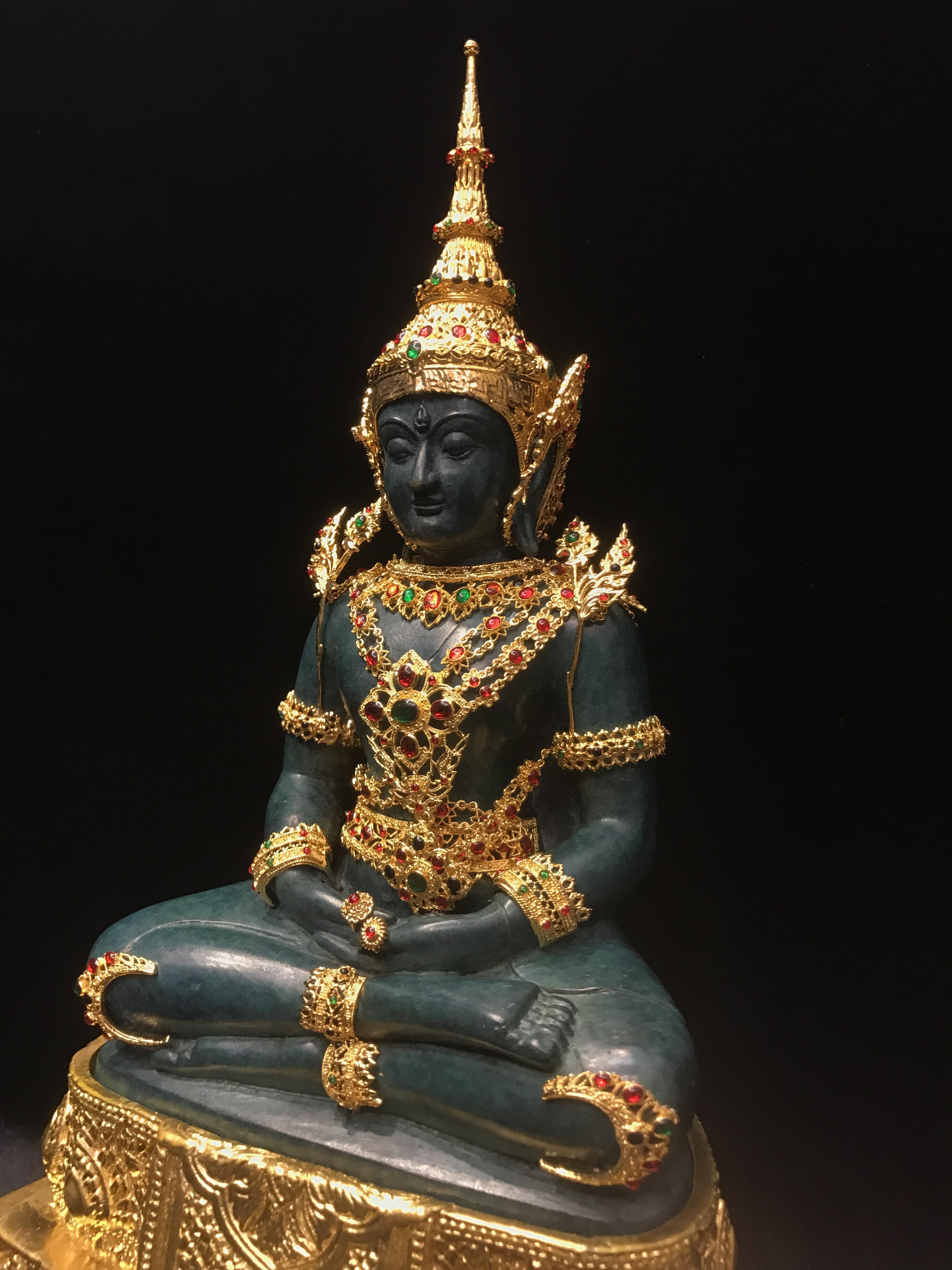 พระพุทธมหามณีรัตนปฏิมากร จำลอง (พระแก้วมรกต) ขนาดบูชาหน้าตัก 5 นิ้ว ตราสัญลักษณ์ ภ.ป.ร. รุ่นแรก ปี2547 เนื้อนวโลหะเคลือบสีเขียว(เครื่องทรงนวโลหะชุบทอง)