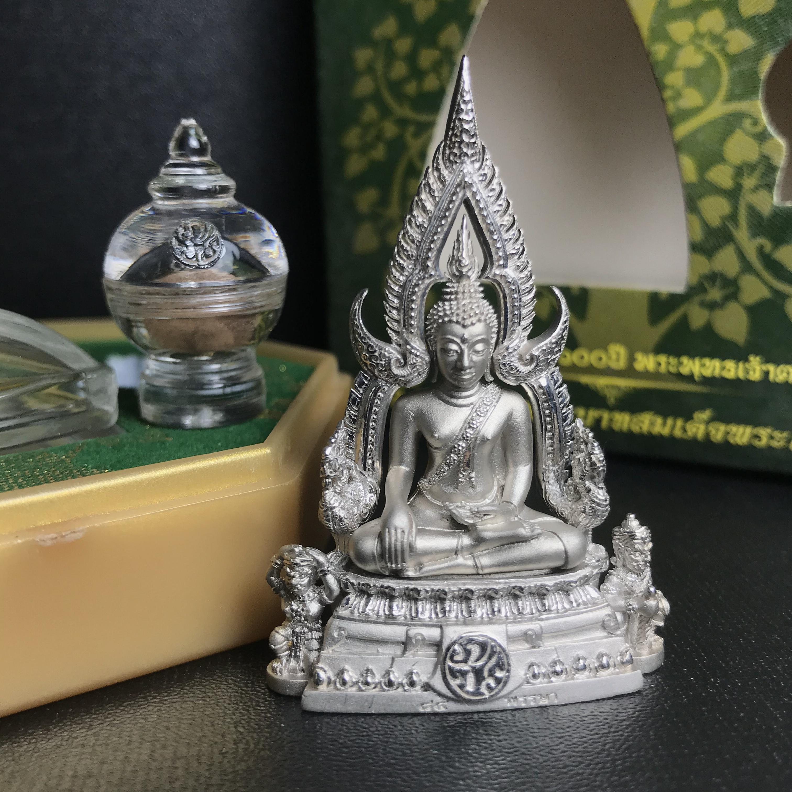 พระพุทธชินราช(จำลอง) ภปร 84 พรรษา เนื้อเงินชุบทองคำขาว พิมพ์ใหญ่ขนาดหน้าตัก 3/4 นิ้ว(1ใน3000องค์) )(พระราชทานมวลสาร จิตรลดาและเส้นพระเจ้า(เส้นผม))