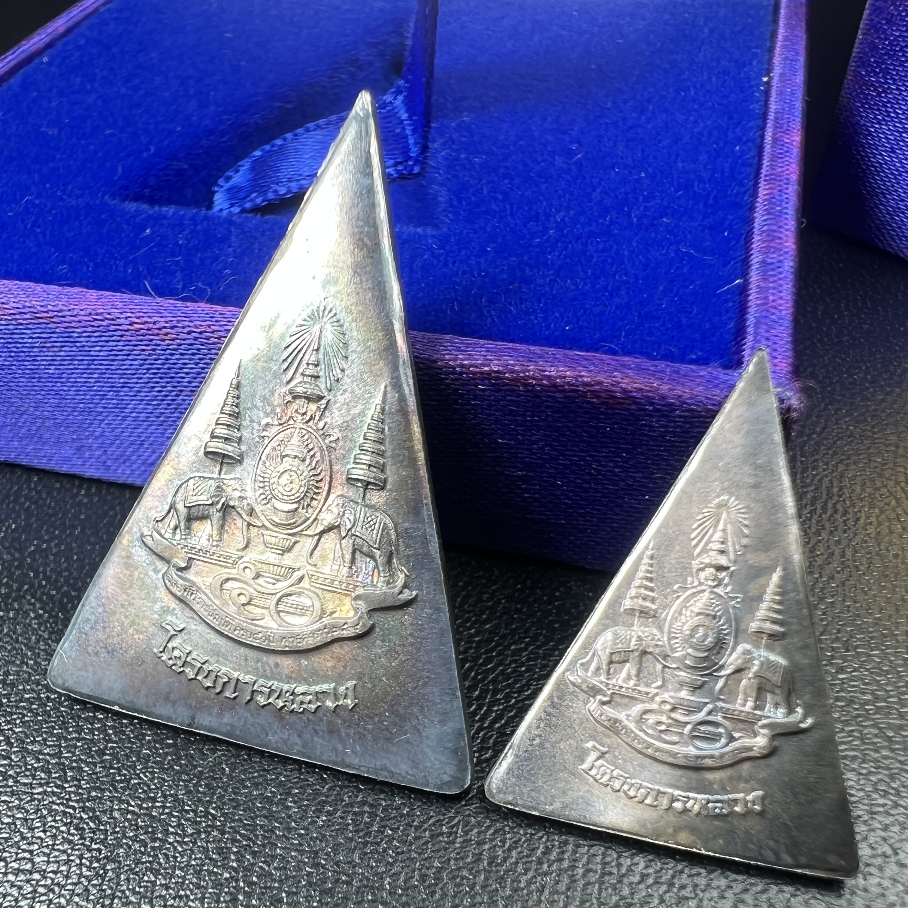 พระพุทธนวราชบพิตร พระพิมพ์จิตรลดา โครงการหลวง ปี2539 (พิมพ์ใหญ่+พิมพ์เล็ก) เนื้อเงินผิวเดิมขึ้นสีรุ่ง สวย แบบนิยมพร้อมกล่องบรรจุเดิม พิธีใหญ่ ปลุกเสกวัดพระแก้ว(1ชุด 2 องค์)