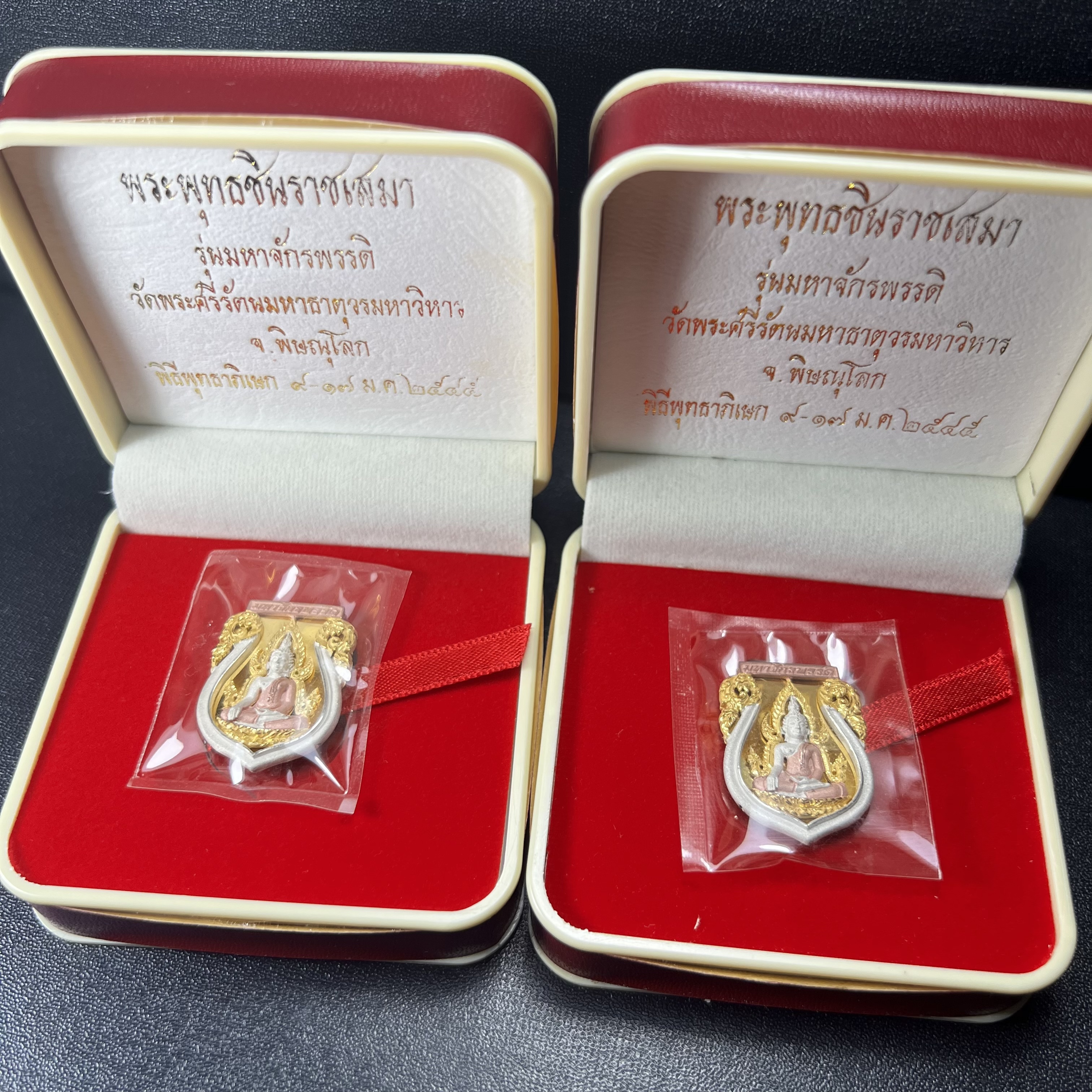 เหรียญพระพุทธชินราชเสมา รุ่น มหาจักรพรรดิ ปี 2545 วัดพระศรีรัตนมหาธาตุวรวิหาร จ.พิษณุโลก พิมพ์ใหญ่ เนื้อเงินสามกษัตริย์(ฉากพื้นหลังสามมิติ) ตอกโค๊ตและหมายเลข ซีนเดิมกล่องบรรจุเดิม คัดสวยสมบูรณ์