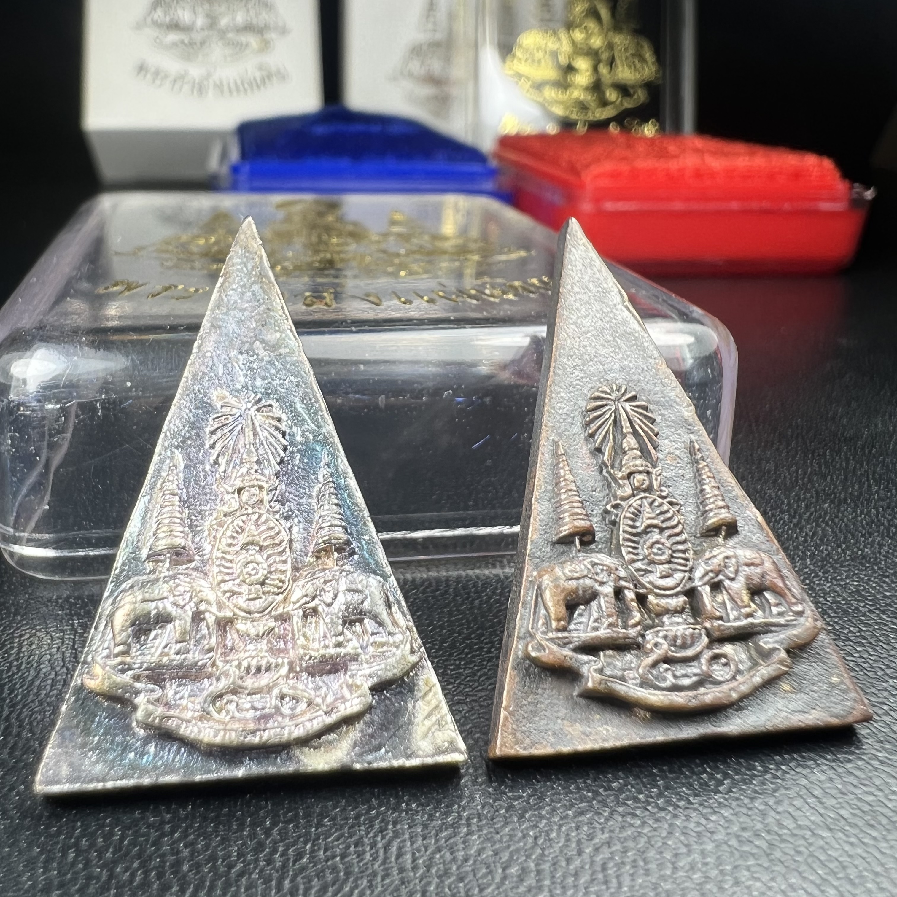 พระกำลังแผ่นดิน (สมเด็จจิตรลดา2) จัดสร้างเฉลิมพระเกียรติ ร.9 ครองราชย์ 50 ปี 2539 เนื้อเงิน(ผิวเดิมกลับดำ รุ้งๆสวย)+เนื้อนวโลหะ(สร้างน้อยหายาก)พร้อมกล่องบรรจุเดิมครบสมบูรณ์(1ใน2539องค์)