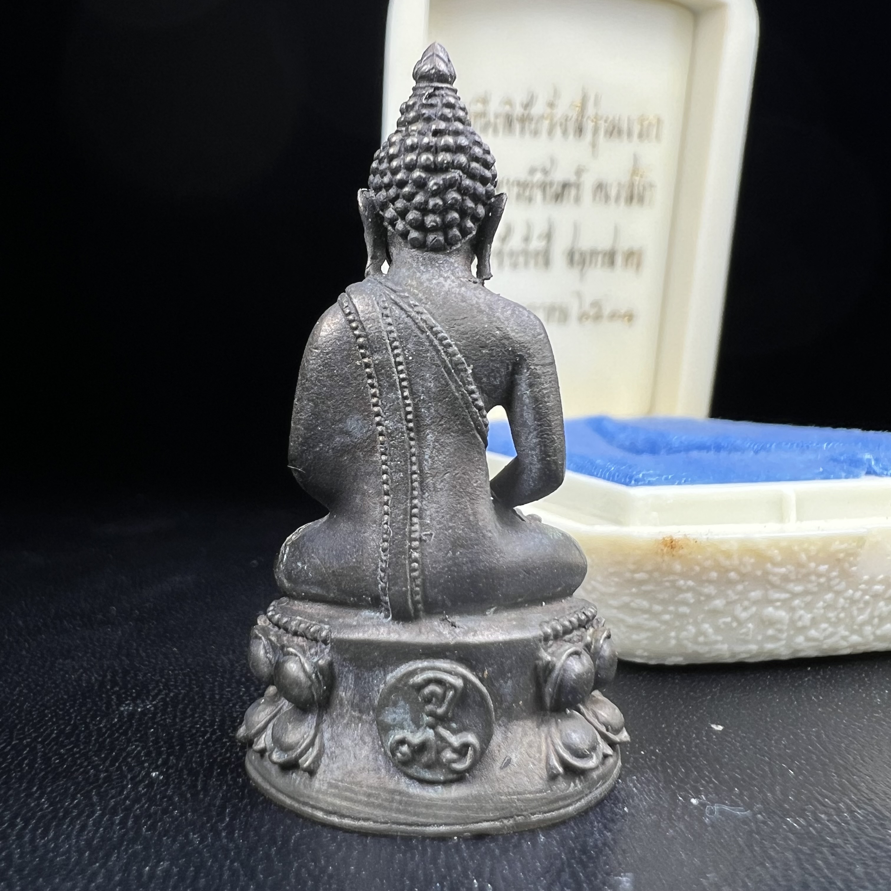 พระกริ่งพิชัยรังสี รุ่นแรก วัดป่าชัยรังสี จ.สมุทรสาคร ปี 2531 เนื้อนวโลหะ ออกแบบโดยนายช่างเกษม มงคลเจริญ ช่างมือหนึ่งแห่งยุค ปลุกเสกโดยพระเกจิอาจารย์ที่มีชื่อเสียงในยุคนั้นมาร่วมพิธีกันหลายรูป พุทธศิลป์ออกแบบได้สวยงดงาม พร้อมกล่องบรรจุเดิมครบ