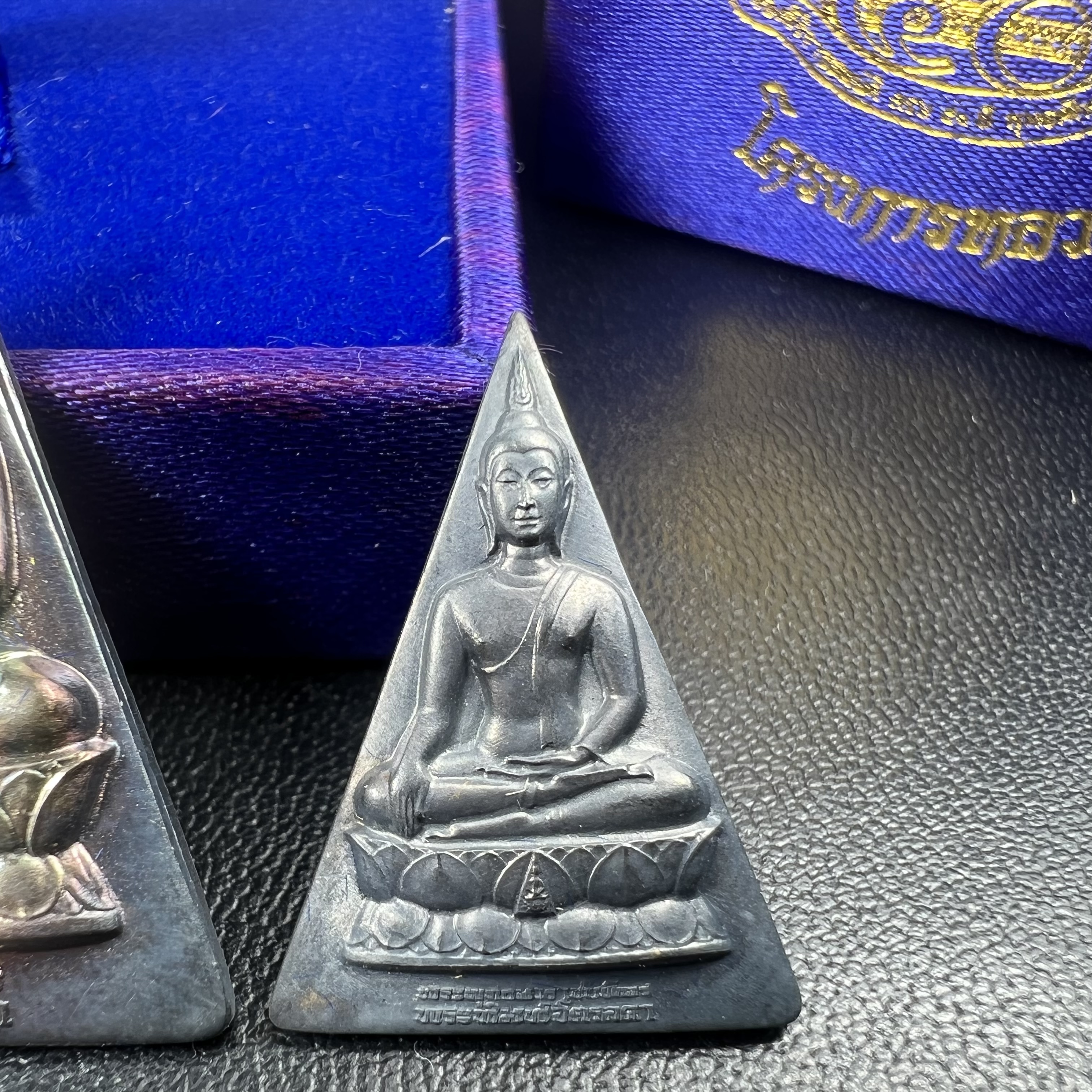 พระพุทธนวราชบพิตร พระพิมพ์จิตรลดา โครงการหลวง ปี2539 (พิมพ์ใหญ่+พิมพ์เล็ก) เนื้อเงินผิวเดิมขึ้นสีรุ่ง สวย แบบนิยมพร้อมกล่องบรรจุเดิม พิธีใหญ่ ปลุกเสกวัดพระแก้ว(1ชุด 2 องค์)