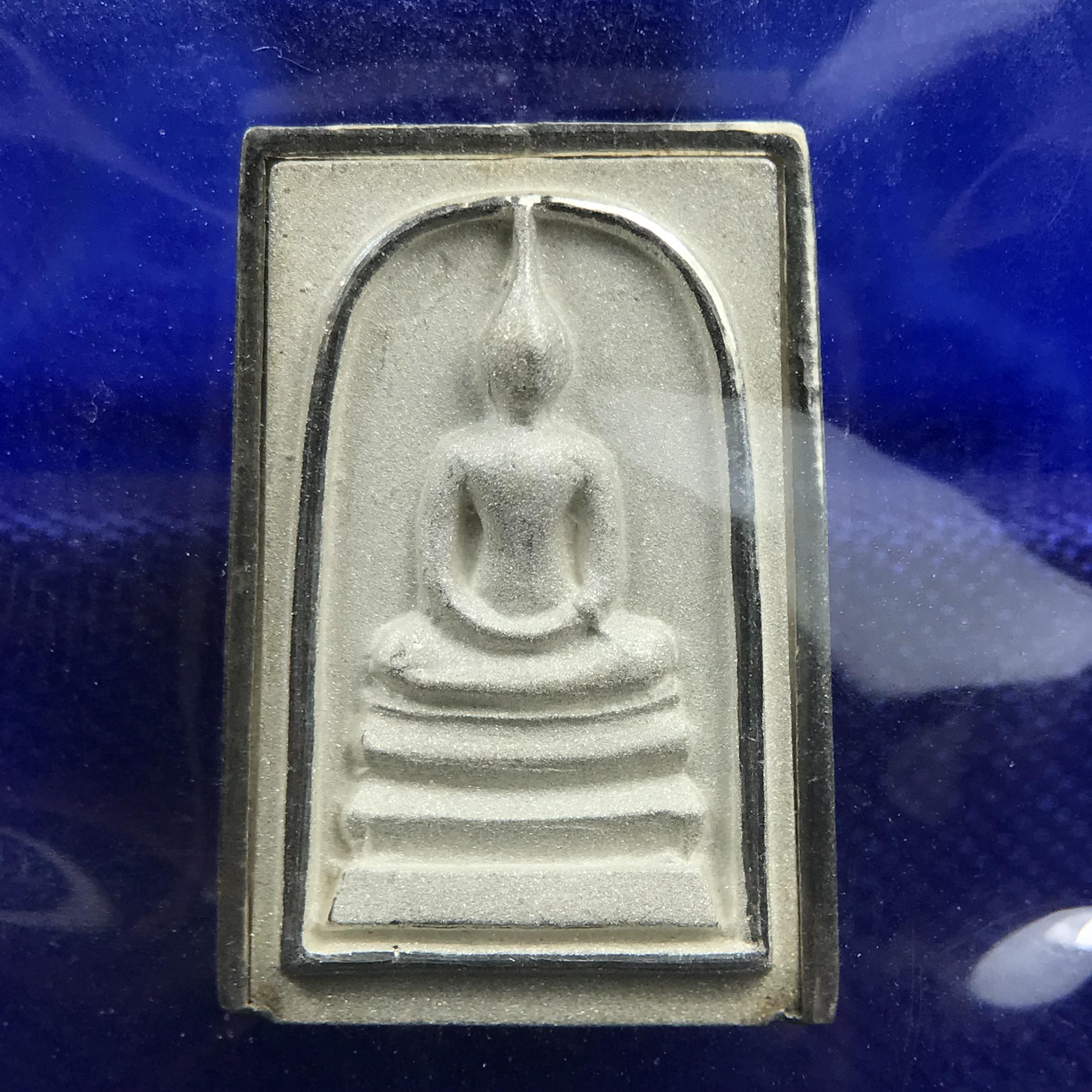 สมเด็จพุฒาจารย์ (โต พรหมรังสี) อนุสรณ์ 128 ปี สมเด็จพระญาณสังวร สมเด็จพระสังฆราช ทรงเมตตาอธิฐานจิต ปี 2543 มหาพุทธาภิเษก 3วาระ เหรียญรูปเหมือนสมเด็จพุฒาจารย์โตด้านหลังพระสมเด็จ เนื้อเงิน พิมพ์เล็ก(พิมพ์คะแนน) ขนาด 1.2 x 1.7 ซม. ทรงคุณค่าทั้งด้านความงานด้า