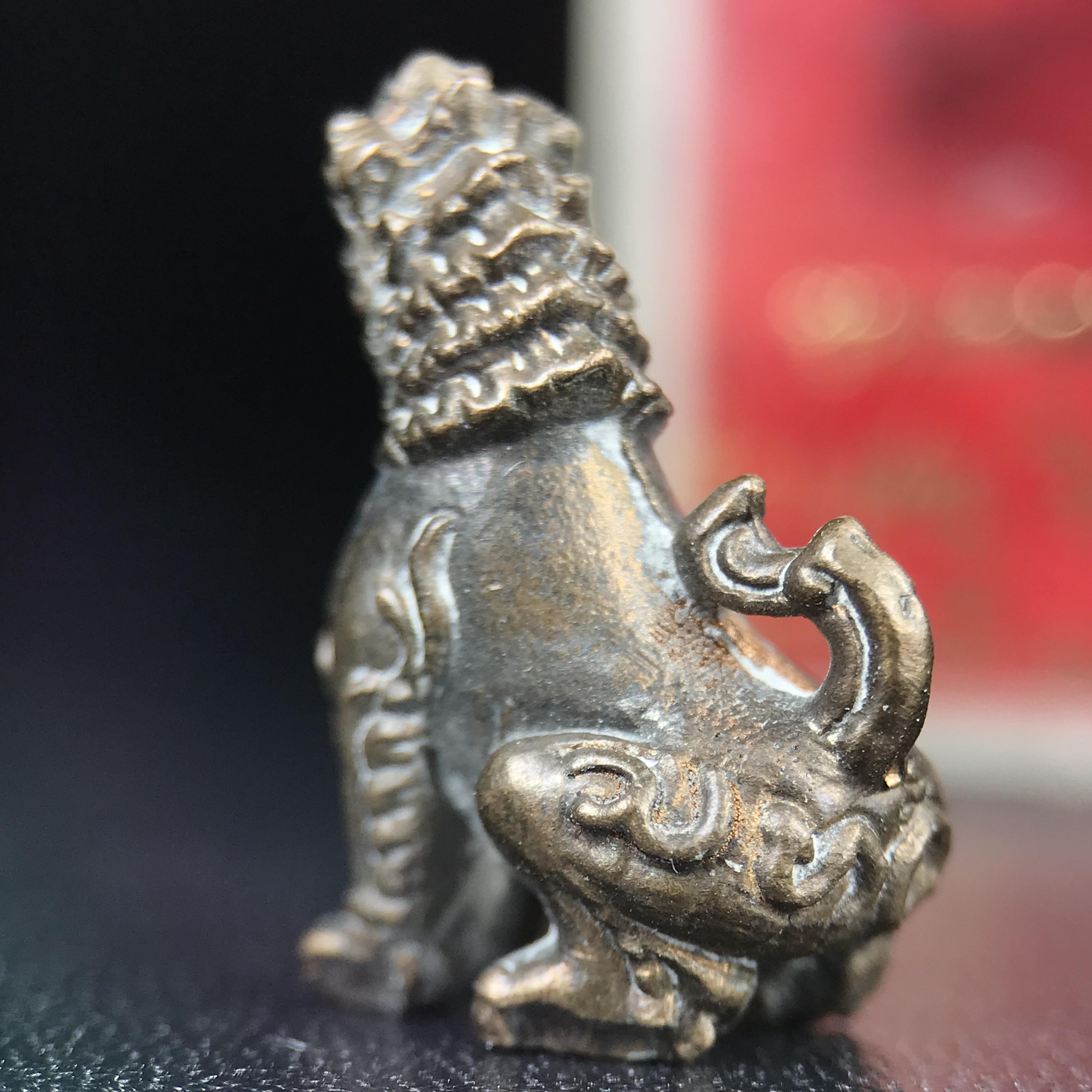 สิงห์เจ้าพ่อดำ วัดบุพพาราม จ.เชียงใหม่ ปี 2518 เนื้อนวโลหะ(ตอก 2 โค๊ต)หายาก(สภาพผิวเดิมสวยเดิมกล่องครบ) สิงห์รุ่นนี้มีพิธีดีมีเกจิอาจารย์ที่ร่วมปลุกเสกมากมาย****เครื่องราง ที่พระบาทสมเด็จพระเจ้าอยุ่รัชกาลที่ ๙ ทรงเสด็จฯประกอบพิธีด้วยพระองค์เอง