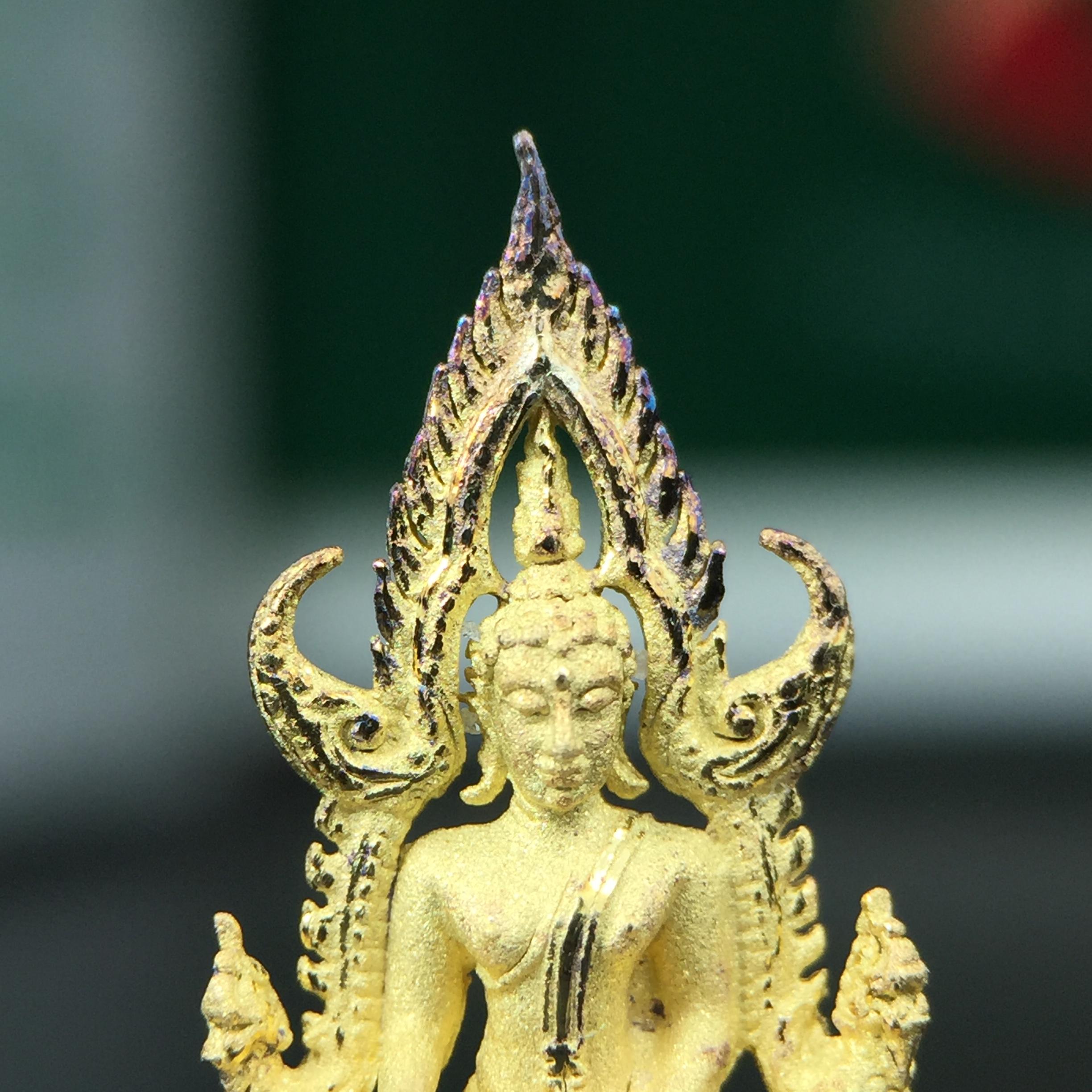 พระพุทธชินราช ภปร. ในวโรกาสพระราชพิธีมหามงคล เฉลิมพระชนมายุ6รอบ 5ธันวาคม2542 มูลนิธิพิทักษ์ดวงตาประชาชน จัดสร้าง เนื้อเงินบริสุทธิ์ 99.9% แบบชุบทองประกายเพชร 3 ไมครอน พิมพ์กลาง ขนาดสูง 2.4 ซม. พร้อมกล่องบรรจุเดิม