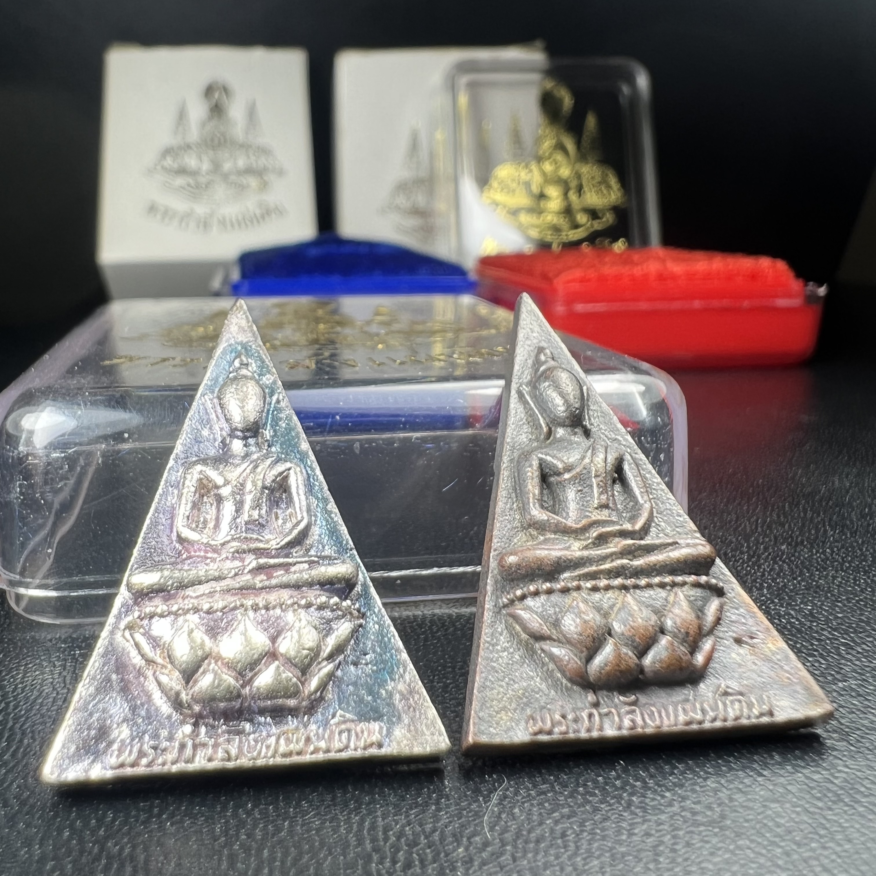 พระกำลังแผ่นดิน (สมเด็จจิตรลดา2) จัดสร้างเฉลิมพระเกียรติ ร.9 ครองราชย์ 50 ปี 2539 เนื้อเงิน(ผิวเดิมกลับดำ รุ้งๆสวย)+เนื้อนวโลหะ(สร้างน้อยหายาก)พร้อมกล่องบรรจุเดิมครบสมบูรณ์(1ใน2539องค์)