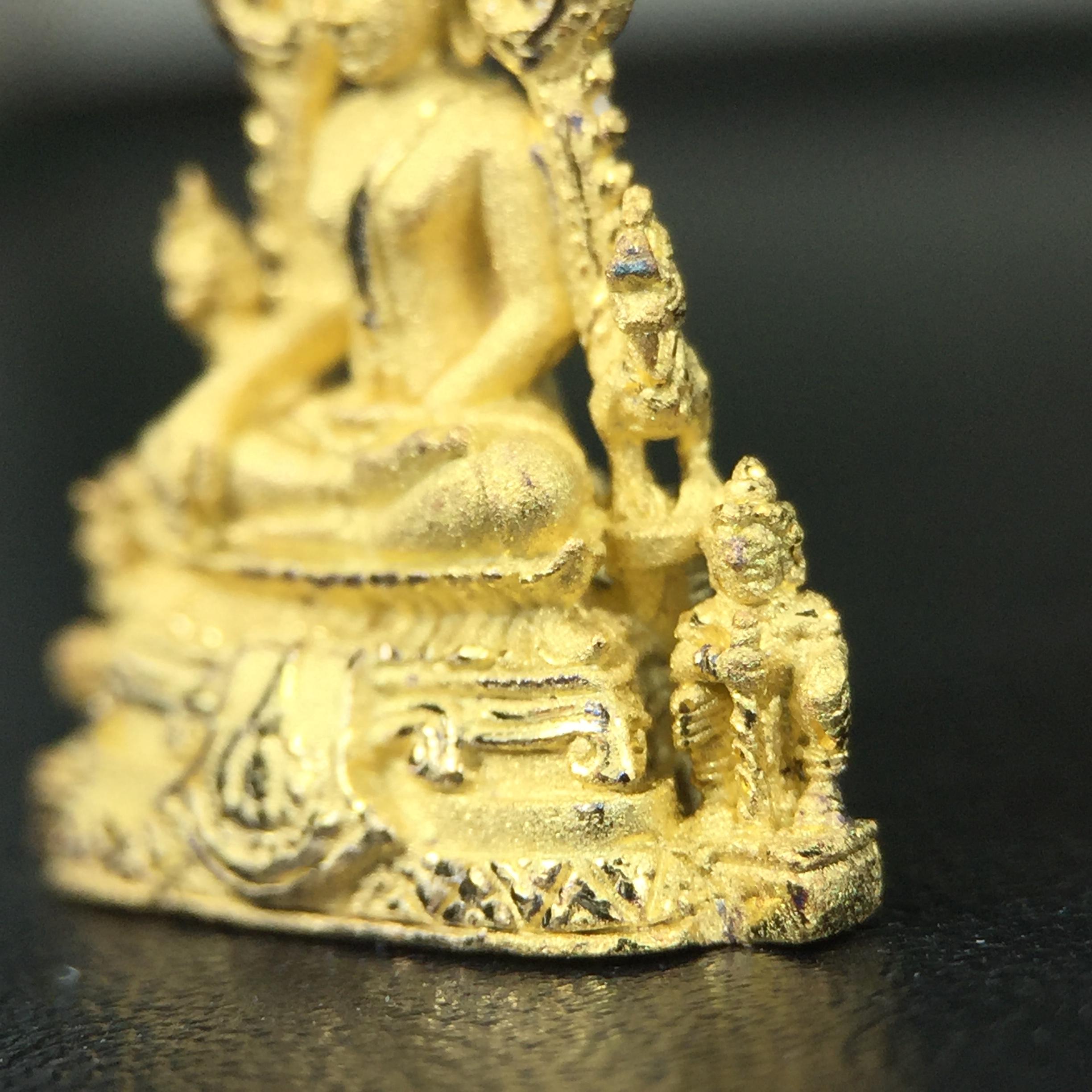 พระพุทธชินราช ภปร. ในวโรกาสพระราชพิธีมหามงคล เฉลิมพระชนมายุ6รอบ 5ธันวาคม2542 มูลนิธิพิทักษ์ดวงตาประชาชน จัดสร้าง เนื้อเงินบริสุทธิ์ 99.9% แบบชุบทองประกายเพชร 3 ไมครอน พิมพ์กลาง ขนาดสูง 2.4 ซม. พร้อมกล่องบรรจุเดิม