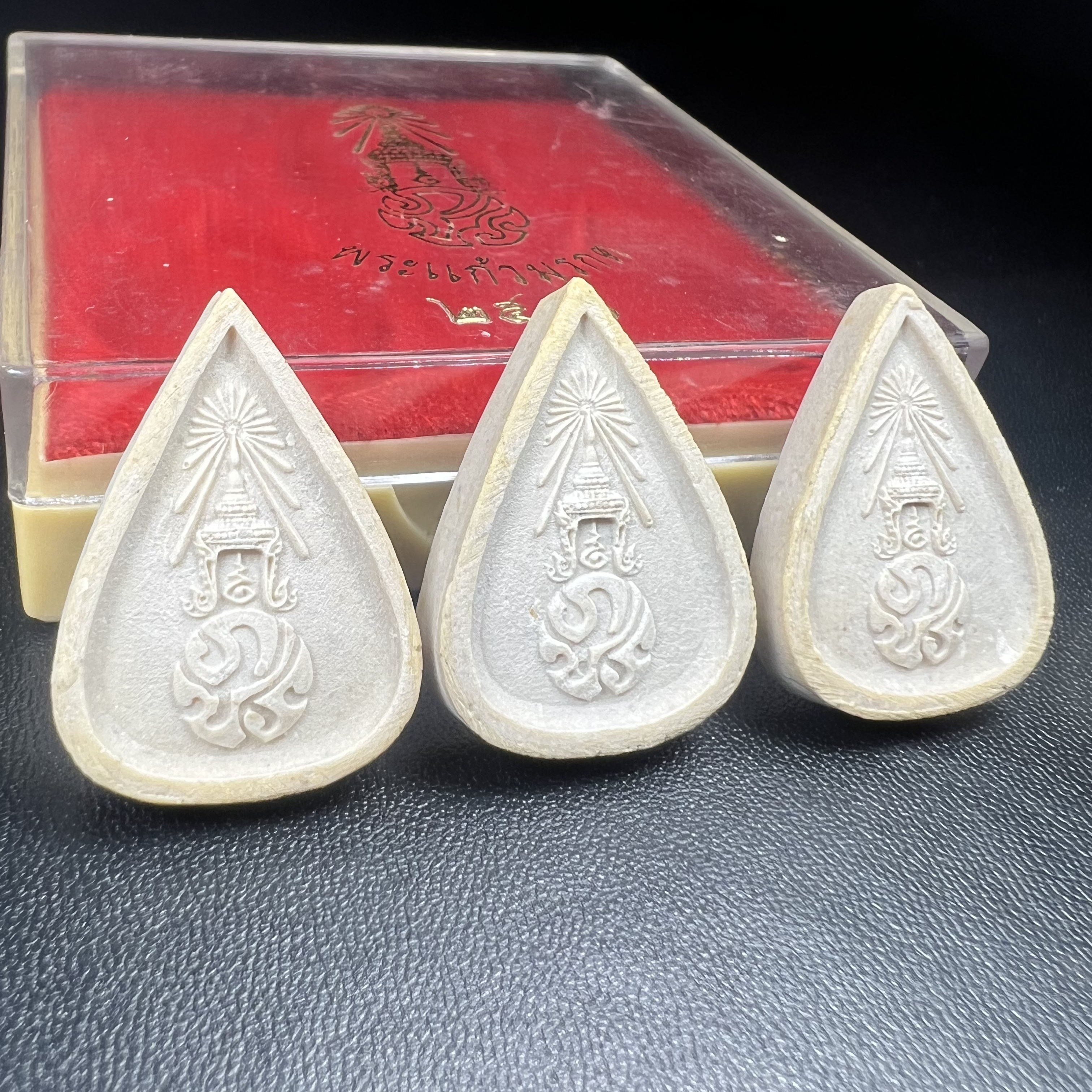 พระแก้วมรกต หลัง ภปร. เนื้อผง ปี2530 พระดี พิธีใหญ่ ประกอบพิธีพุทธาภิเษกพร้อมกับพิธีพระกริ่งปวเรศ ปี2530 วัดบวรนิเวศและวัดพระแก้ว(ครบชุดสามฤดูกล่องเดิมครบ)หายาก