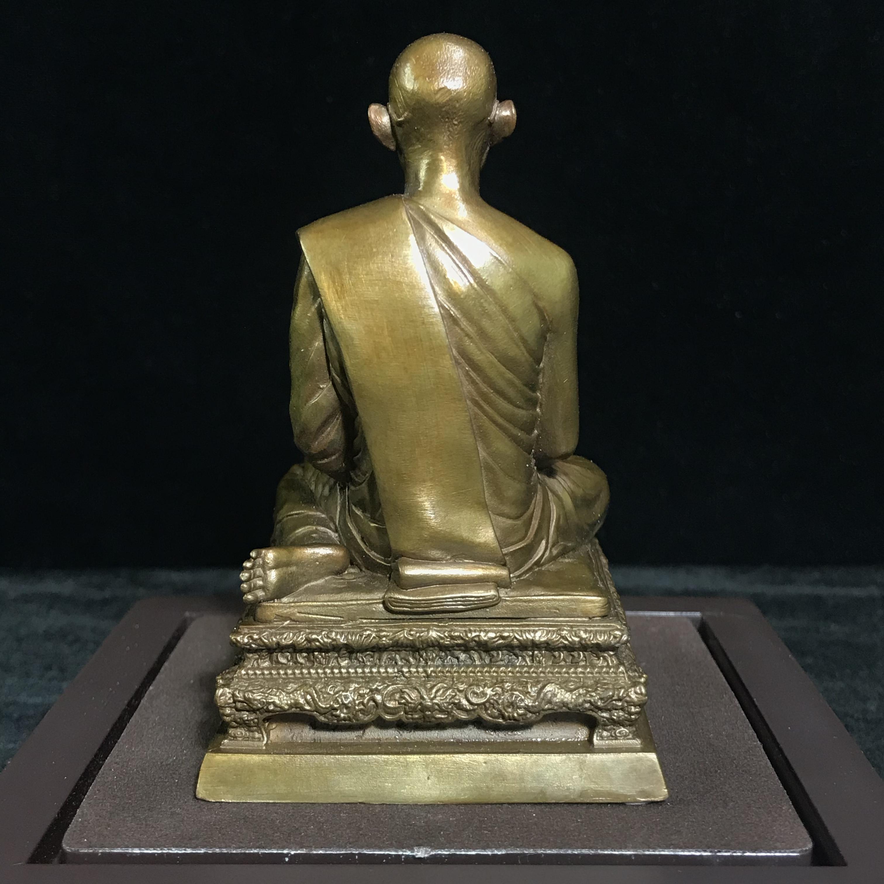 พระบรมรูปพระบาทสมเด็จพระเจ้าอยู่หัวรัชกาลที่9 ทรงผนวช(หน้าตัก2นิ้ว) เนื่องในโอกาสมหามงคลเฉลิมพระชนมพรรษา 7 รอบ 84 พรรษา 5 ธันวาคม 2554 (ใต้ฐานบรรจุผงจิตรลดามหามงคล และเส้นพระเจ้า ร.9)(คัดสภาพสวย แบบนิยม พร้อมครอบเดิม)(หายาก)