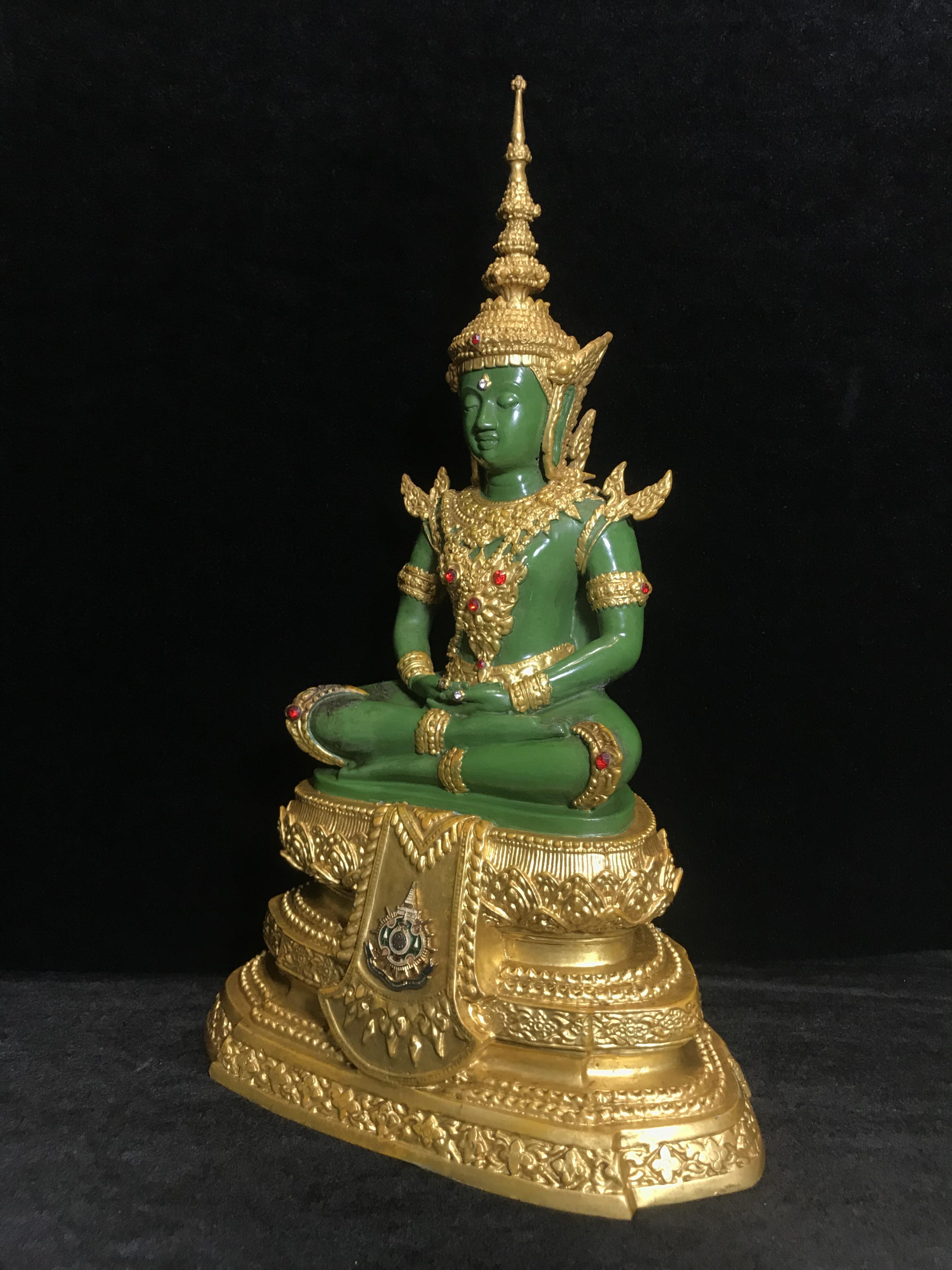 พระพุทธมหามณีรัตนปฏิมากร (จำลอง)พระแก้วมรกต วัดพุทธไทยถาวรวนาราม นครนิวยอร์ก ตรา ภปร. 6รอบ 72พรรษา ในหลวงรัชกาลที่9 ปี2542 ขนาดบูชาหน้าตัก 5นิ้ว หล่อเนื้อโลหะ(ในหลวงรัชกาลที่9 เสด็จเจิมพระสุหร่าย)(1ใน999องค์)