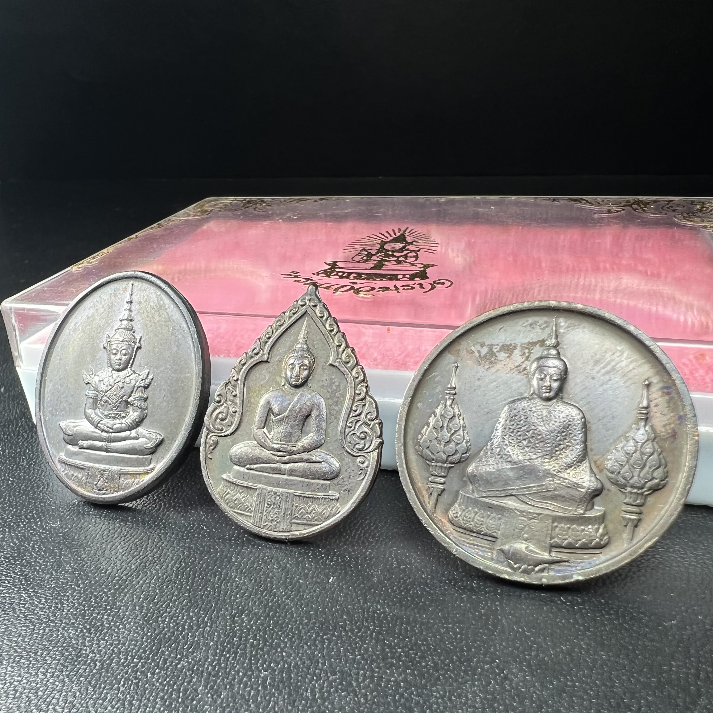 เหรียญพระแก้วมรกตหลัง ภปร. ฉลองกรุงรัตนโกสินทร์ครบ 200 ปี พ.ศ.2525 เนื้อทองแดงกล่องบรรจุเดิมครบ3พิมพ์(บล็อกพระราชศรัธา)(ในหลวงรัชกาลที่9 เสด็จในพิธี)