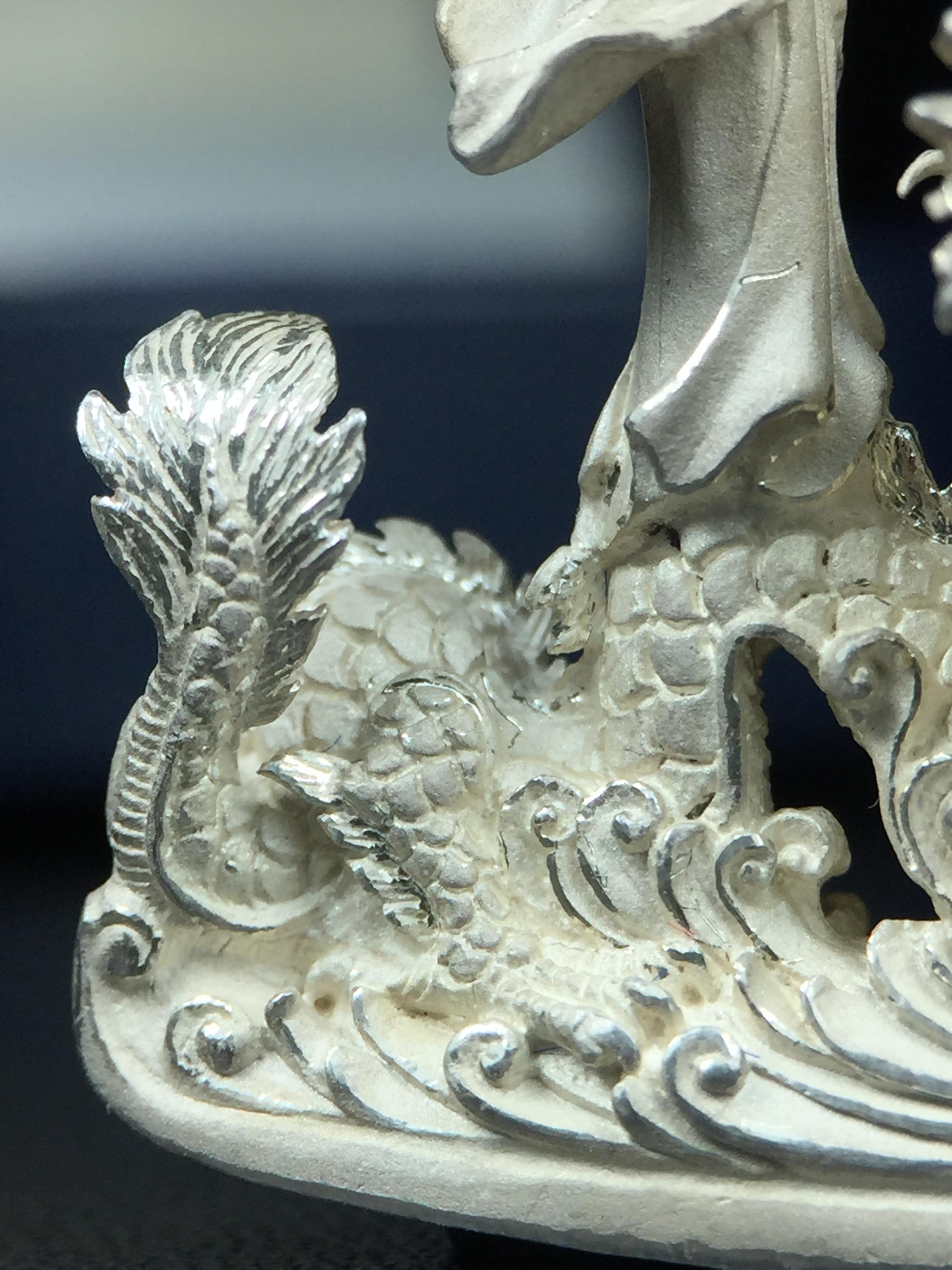 รูปหล่อลอยองค์พระโพธิสัตว์กวนอิม ทรงประทับมังกร จ.ระนอง เนื้อเงิน พิมพ์ใหญ่(สภาพผิว สวยงดงาม ทรงคุณค่า) เฉลิมฉลองในวโรกาสที่พระบาทสมเด็จพระเจ้าอยู่หัวทรงครองสิริราชสมบัติครบ 50 ปี จ.ระนอง พ.ศ.2539