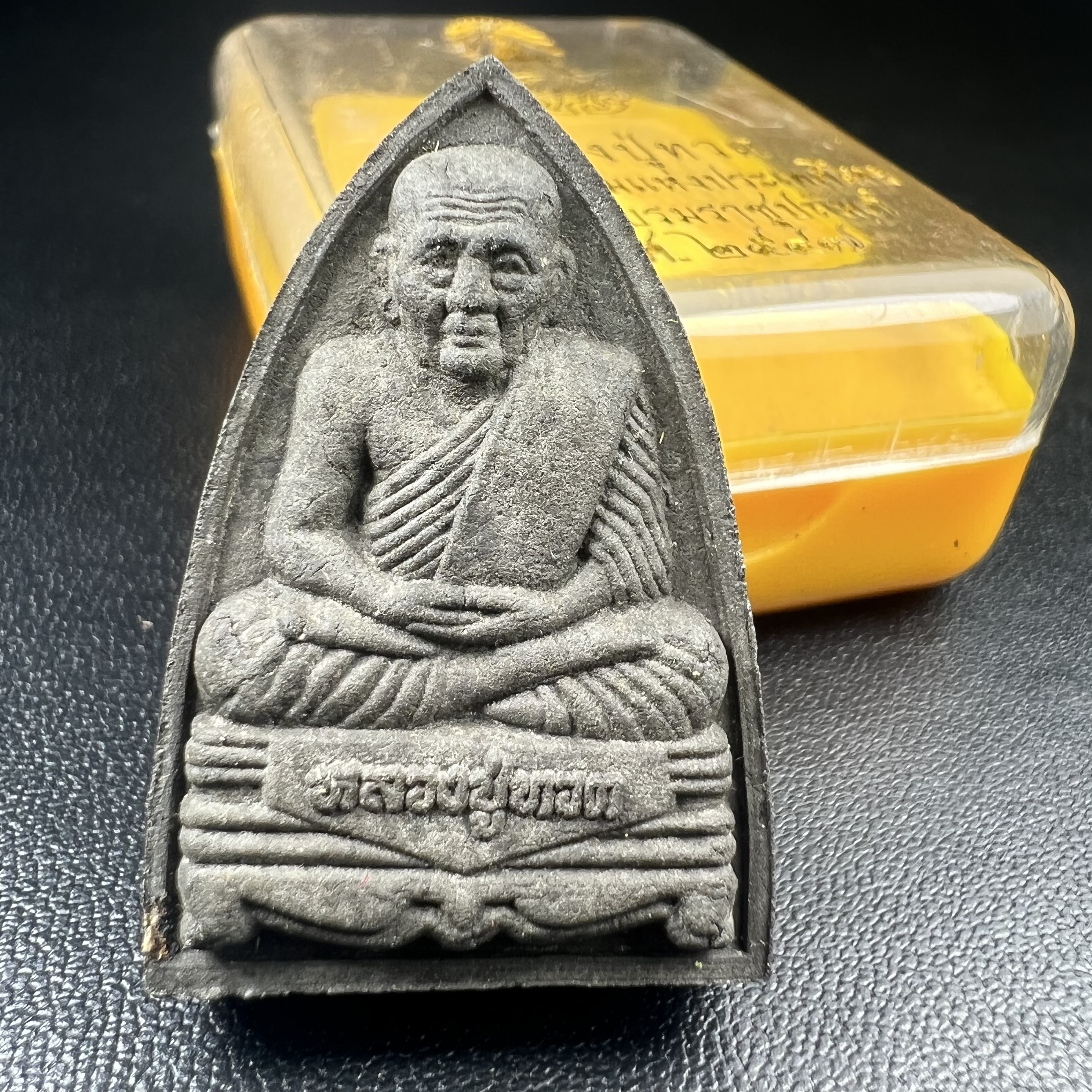 พระหลวงปู่ทวด ภปร.ปี2547 เนื้อว่าน ทรงกลีบบัว (พิมพ์เตารีด)(ชนวนเก่า)ด้านหลังมี ภ.ป.ร. เป็นโลหะผสม สูง 3.3 ซม. พร้อมกล่องบรรจุเดิม พิธีใหญ่ มวลสารดี ปลุกเสกวัดพระแก้ว