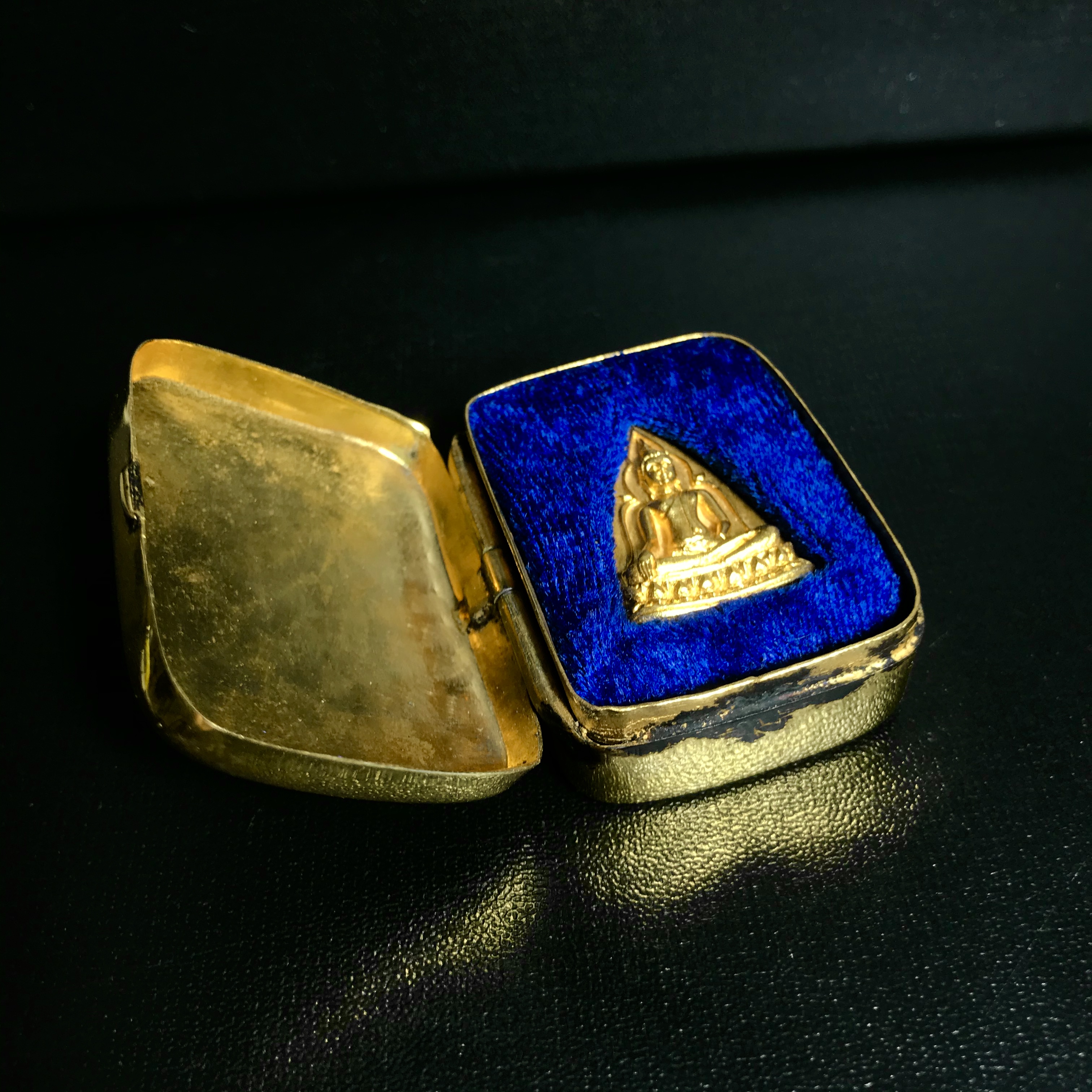 พระสมเด็จนางพญา ส.ก. ปี2535 เนื้อทองคำ พิมพ์ใหญ่ 5รอบพระราชินี หลวงปู่โต๊ะปลุกเสก(ในหลวงและพระราชินีเสด็จในพิธี) พร้อมกล่องบรรจุเดิม(นิยม)