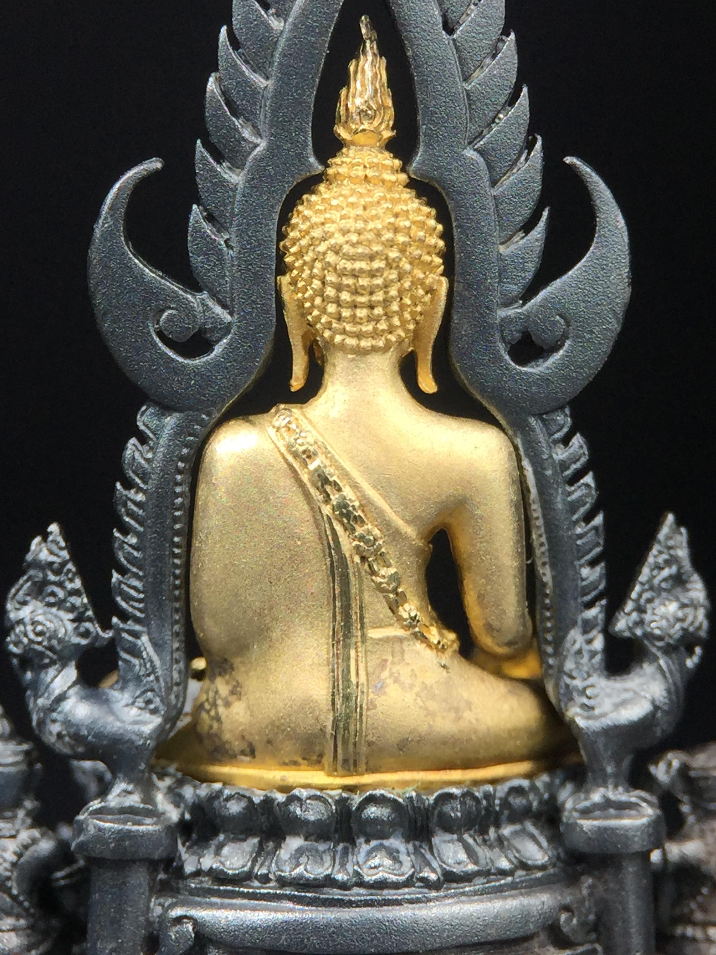 พระพุทธชินราช ภปร. โครงการ เพราะแผ่นดินนี้คือแผ่นดินเกิด เนื้อเงินชุบทองคำซุ้มรมดำ ปี2551 ขนาดหน้าตัก1/2นิ้ว(3.5*2.5 ซม.) (สวยงามหายาก)1ใน 5000 องค์