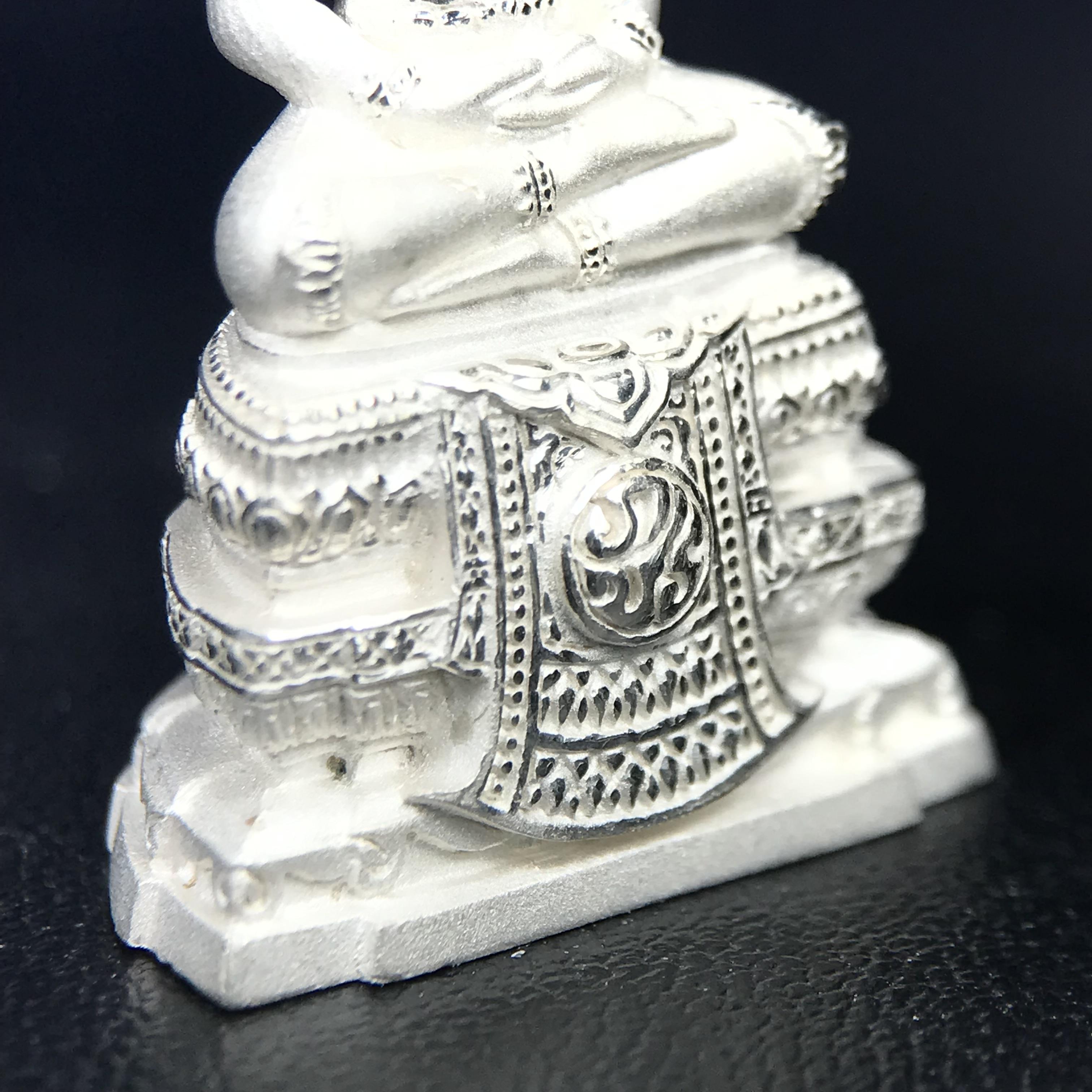 พระแก้วมรกต ภปร. ปี 2547 จัดสร้างโดยโรงพยาบาลภูมิพลอดุลยเดช เนื้อเงิน ลอยองค์ หน้าตัก 1/2 นิ้ว พิธีมหามังคาภิเษก ณ พระอุโบสถวัดพระศรีรัตนศาสดาราม(วัดพระแก้ว) งดงามทรงคุณค่าอีกหนึ่งรุ่นยอดนิยม หายาก(เลขสวยผมรวมได้เก้า หมายเลข ๑๐๘๙)(1ใน3000องค์)