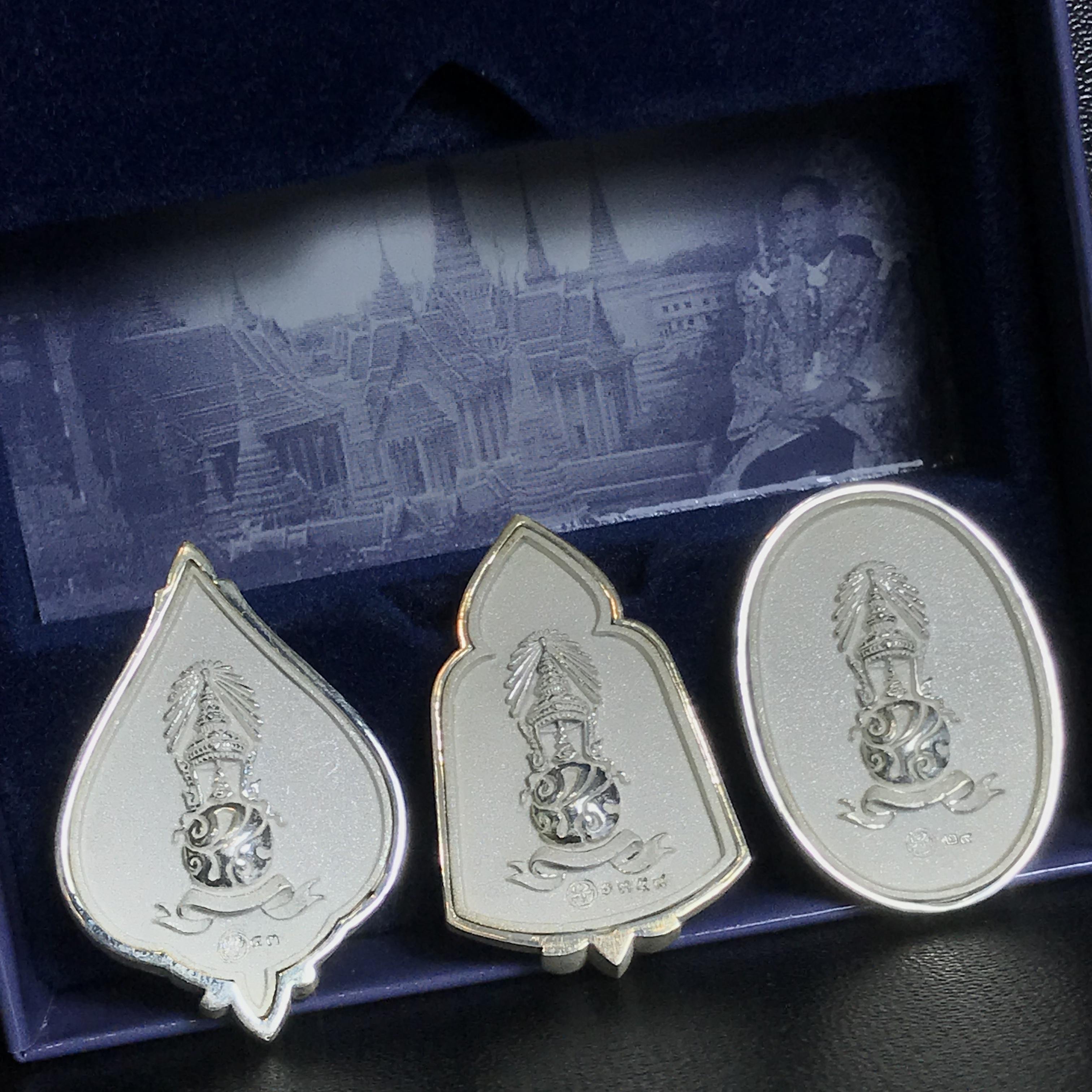 พระแก้วมรกต ภปร. ปี2547 จัดสร้างโดย รพ.ภูมิพลฯ เนื้อเงิน เหรียญทรงดอกบัว+เหรียญทรงซุ้ม+เหรียญทรงกลมรี(ครบ3พิมพ์ชุดเหรียญเนื้อเงิน)(1ใน3000องค์)