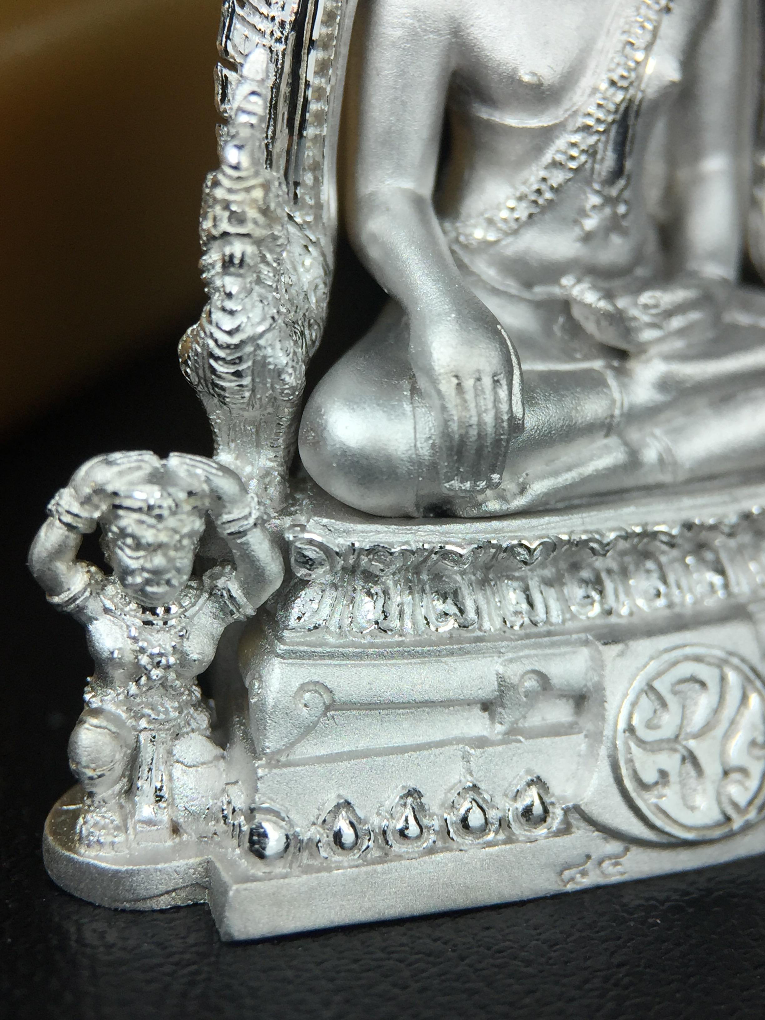 พระพุทธชินราช(จำลอง) ภปร. 84 พรรษา เนื้อเงินชุบทองคำขาว พิมพ์ใหญ่ขนาดหน้าตัก 3/4 นิ้ว(พระราชทานมวลสาร จิตรลดาและเส้นพระเจ้า(เส้นผม))รัชกาลที่9)พุทธศิลป์ทรงคุณค่าอีกหนึ่งรุ่นยอดนิยม(1ใน 3000 องค์)