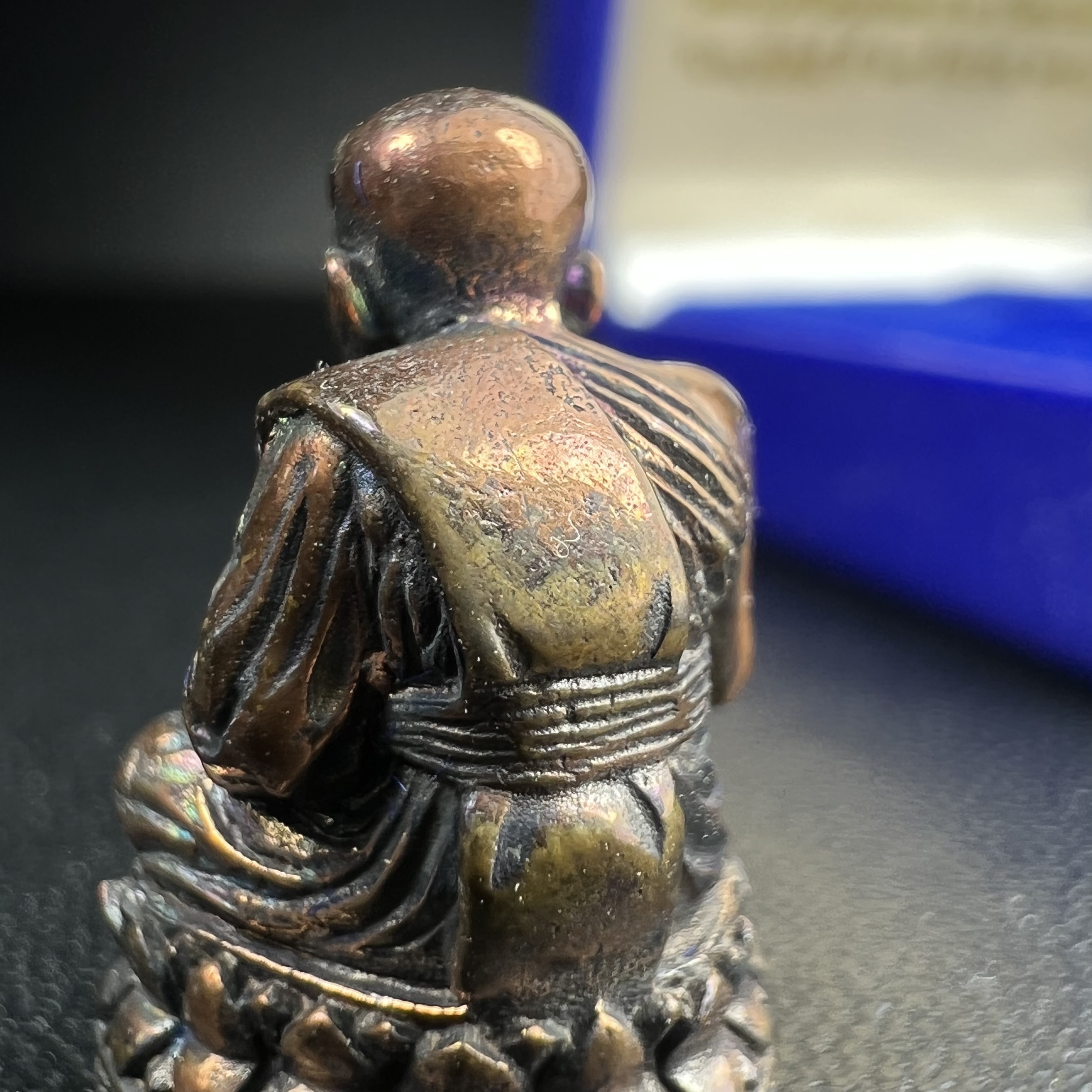 รูปเหมือนหล่อลอยองค์หลวงปู่ทวด รุ่น 111ปี กระทรวงกลาโหม เนื้อนวโลหะรมดำ-ปัดเงา ปี2540 พิธีใหญ่ สภาพสวย เข้มขลัง นิยม พร้อมกล่องบรรจุเดิม