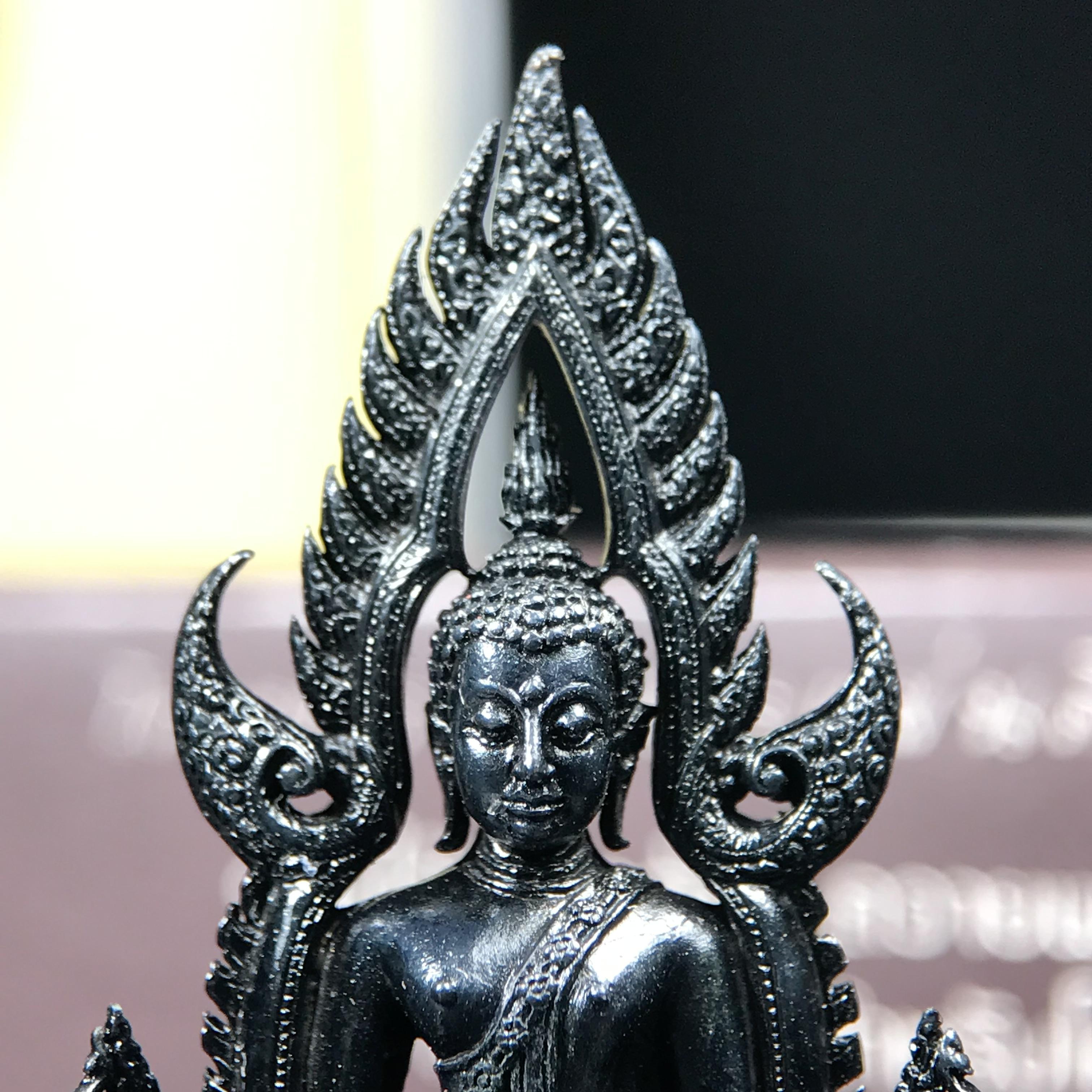 พระพุทธชินราช ภปร. โครงการ "เพราะแผ่นดินนี้ คือ แผ่นดินเกิด" ปี2548(รุ่นแรก) ลอยองค์ หน้าตัก 1/2 นิ้ว(ขนาด 3.5 x 2.5 ซม.) เนื้อเงินรมดำ(พุทธศิลป์จำลองเมื่อครั้งลอกทอง ครั้งที่3 เมื่อปี2547 ร้อยปีจะมีสักครั้ง "พระพุทธชินราชองค์ดำ")