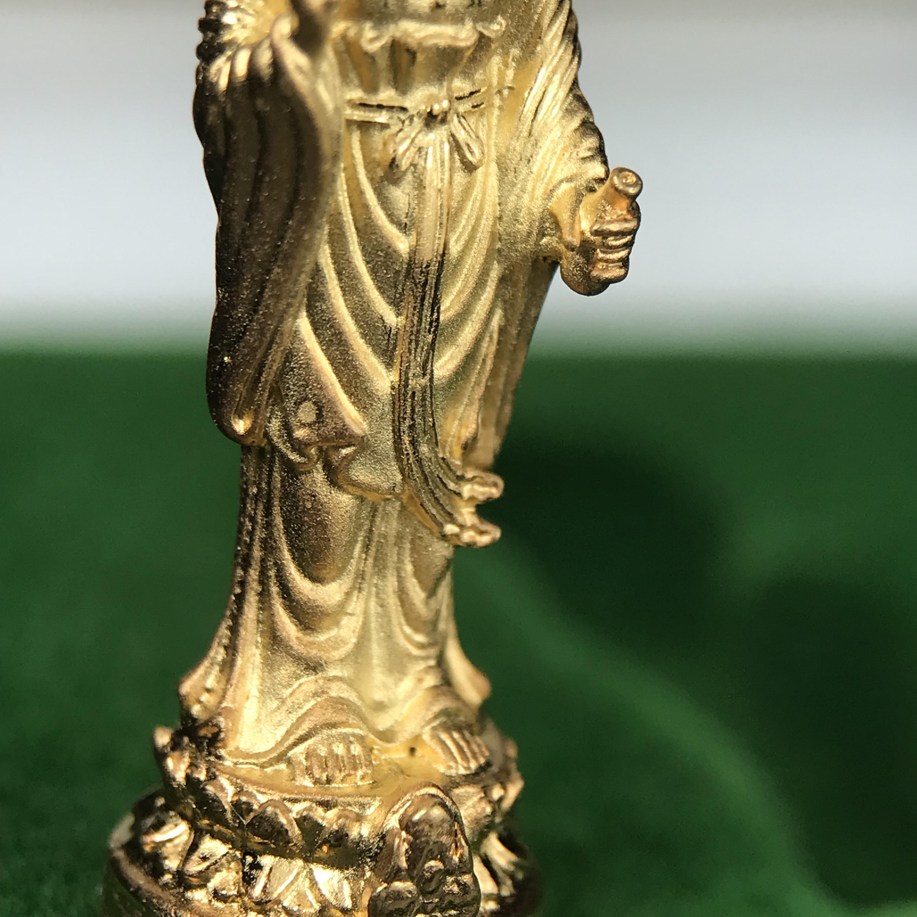 พระโพธิสัตว์อวโลกิเตศวร (เจ้าแม่กวนอิม) รุ่นฉลองปีกาญจนาภิเษก ปี 2540 เนื้อชุบทอง กะไหล่ทอง พ่น ทราย(สวยดุจทองคำ) เทศบาลนครหาดใหญ่จัดสร้างถวายเฉลิมพระเกียรติพระบาทสมเด็จพระเจ้าอยู่หัวทรงครองสิริราชสมบัติครบ 50 ปี(สภาพสวยเดิมพร้อมกล่องบรรจุเดิม)หายาก