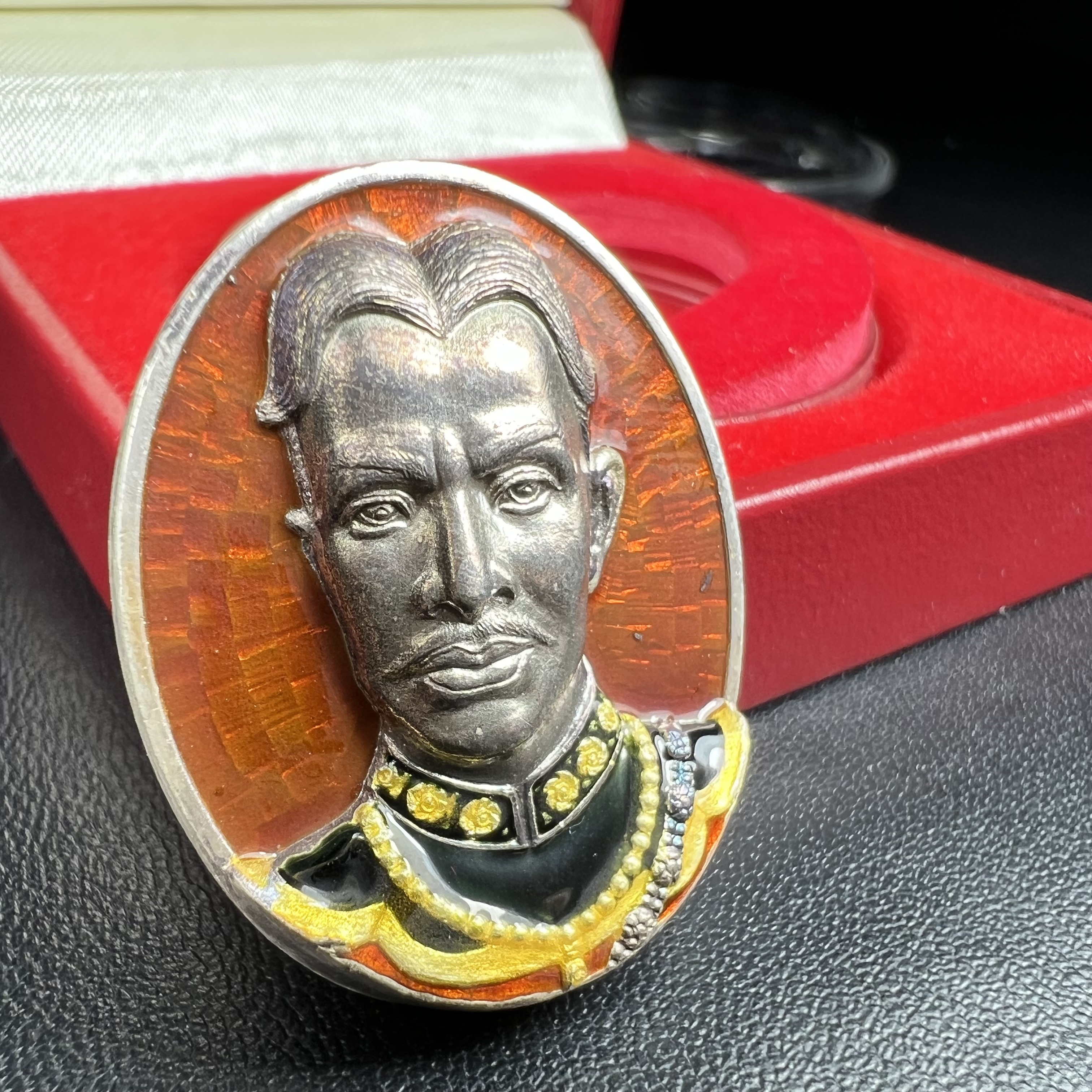 เหรียญพระบรมรูปเหมือนสมเด็จพระเจ้าตากสินมหาราช รุ่นโชคมงคล ปี 2545 เนื้อเงินลงยา พิธีเทวาภิเษก ณ อนุสาวรีย์ วัดพิชัยสงคราม ณ พระวิหารสมเด็จพระเจ้าตากสินมหาราช วัดอินทาราม ธนบุรี พิธีบวงสรวงขอบารมี ณ อนุสาวรีย์พระเจ้ากรุงธนบุรี วงเวียนใหญ่(พิธีใหญ่สภาพสวย)