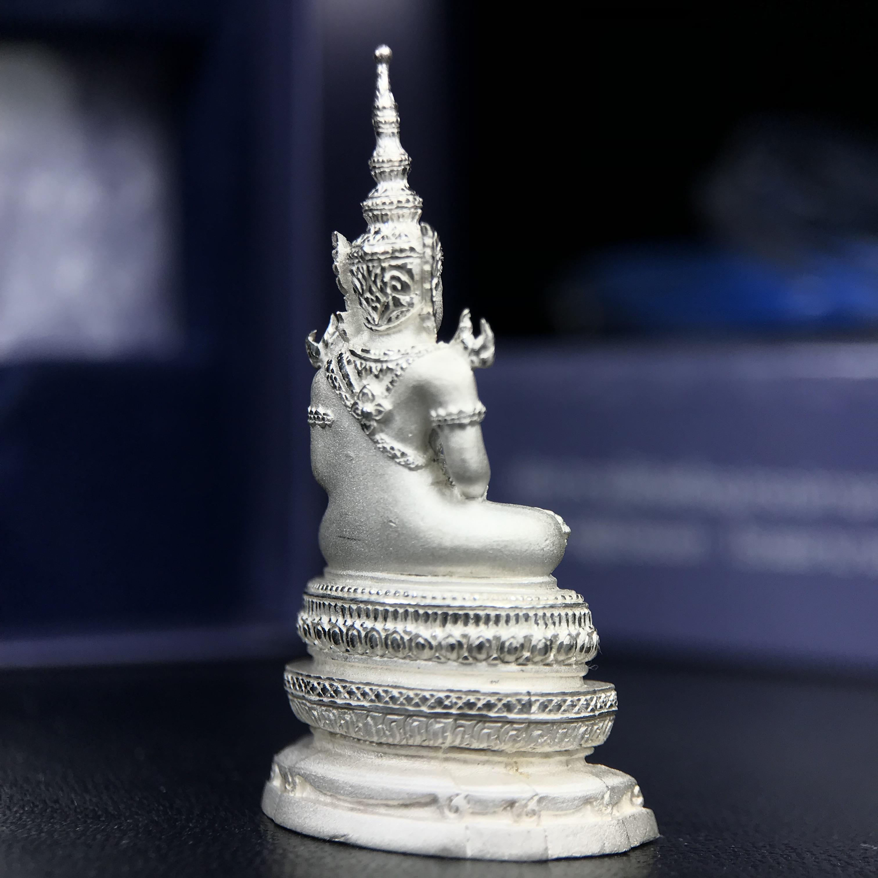 พระแก้วมรกต ภปร. ปี 2547 จัดสร้างโดยโรงพยาบาลภูมิพลอดุลยเดช เนื้อเงิน ลอยองค์ สูง 3.7 ซม. หน้าตัก 1/2 นิ้ว พิธีมหามังคาภิเษก ณ พระอุโบสถวัดพระศรีรัตนศาสดาราม(วัดพระแก้ว) งดงามทรงคุณค่าอีกหนึ่งรุ่นยอดนิยม หายาก(หมายเลขสวย ๑๔๙๙)(1ใน3000องค์)