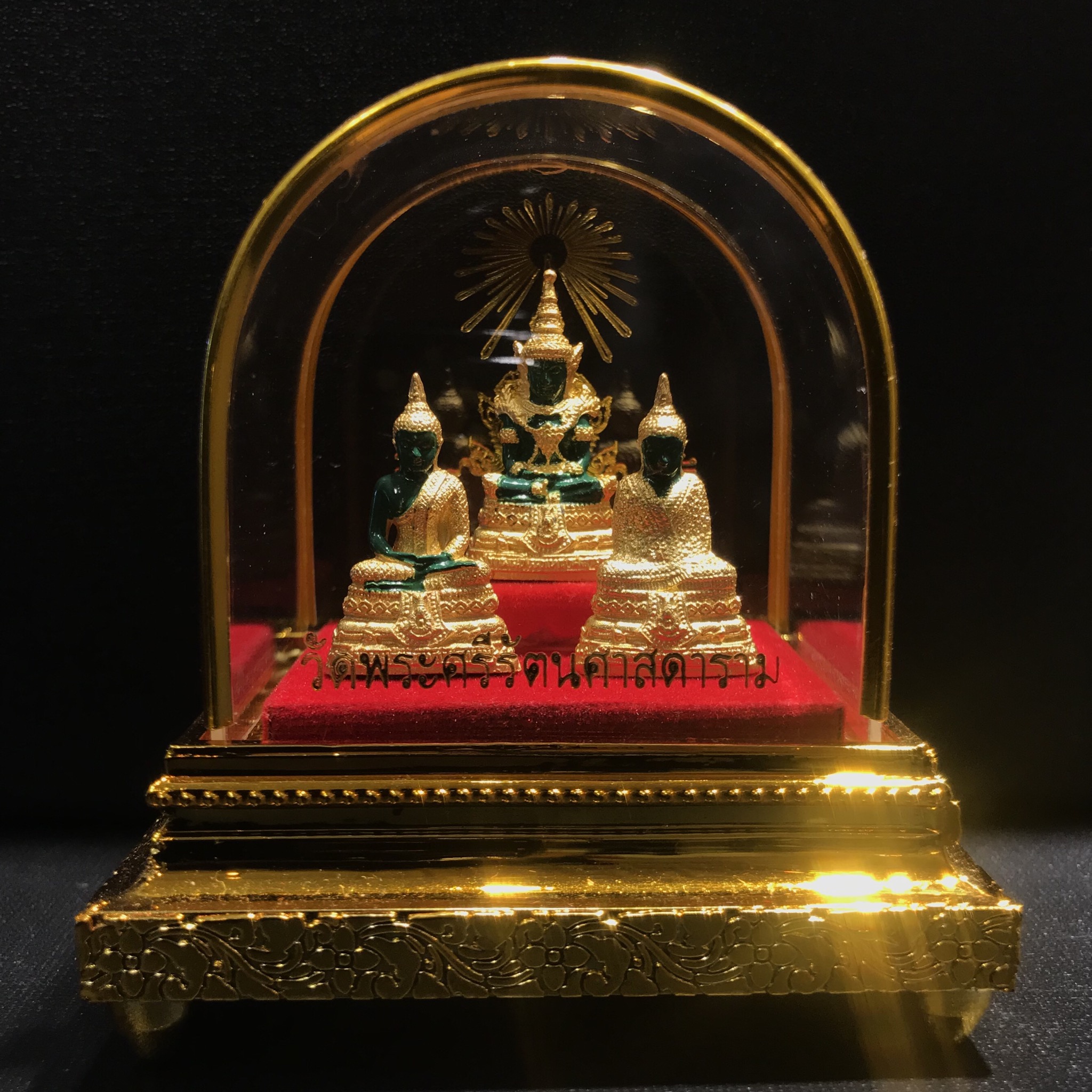 พระพุทธมหามณีรัตนปฏิมากร(พระแก้วมรกต) วัดพระศรีรัตนศาสดาราม สำนักพระราชวัง จัดสร้าง ชุด 3 ฤดู หน้าตัก 1 นิ้วพร้อมครอบตู้เดิม(บรรจุมวลสารใต้ฐาน)