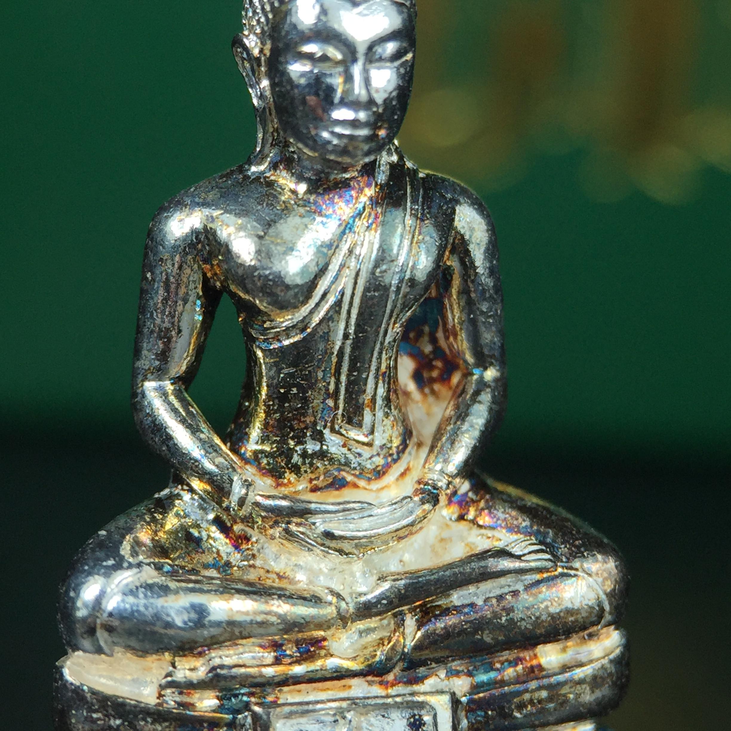 พระพุทธโสธร รุ่น กศก. 120 ปี เนื่องในโอกาสครบ 120 ปี กรมศุลกากร กระทรวงการคลัง จัดสร้าง ปี 2537 เนื้อเงินบริสุทธิ์ 99.9% ผิวขัดเงา(ขึ้นสีรุ้งธรรมชาติสวย)(งานบริษัท แพรนด้า จิวเวลรี่)สวยงดงาม ทรงคุณค่า สีสันที่ธรรมชาติสรรค์สร้าง