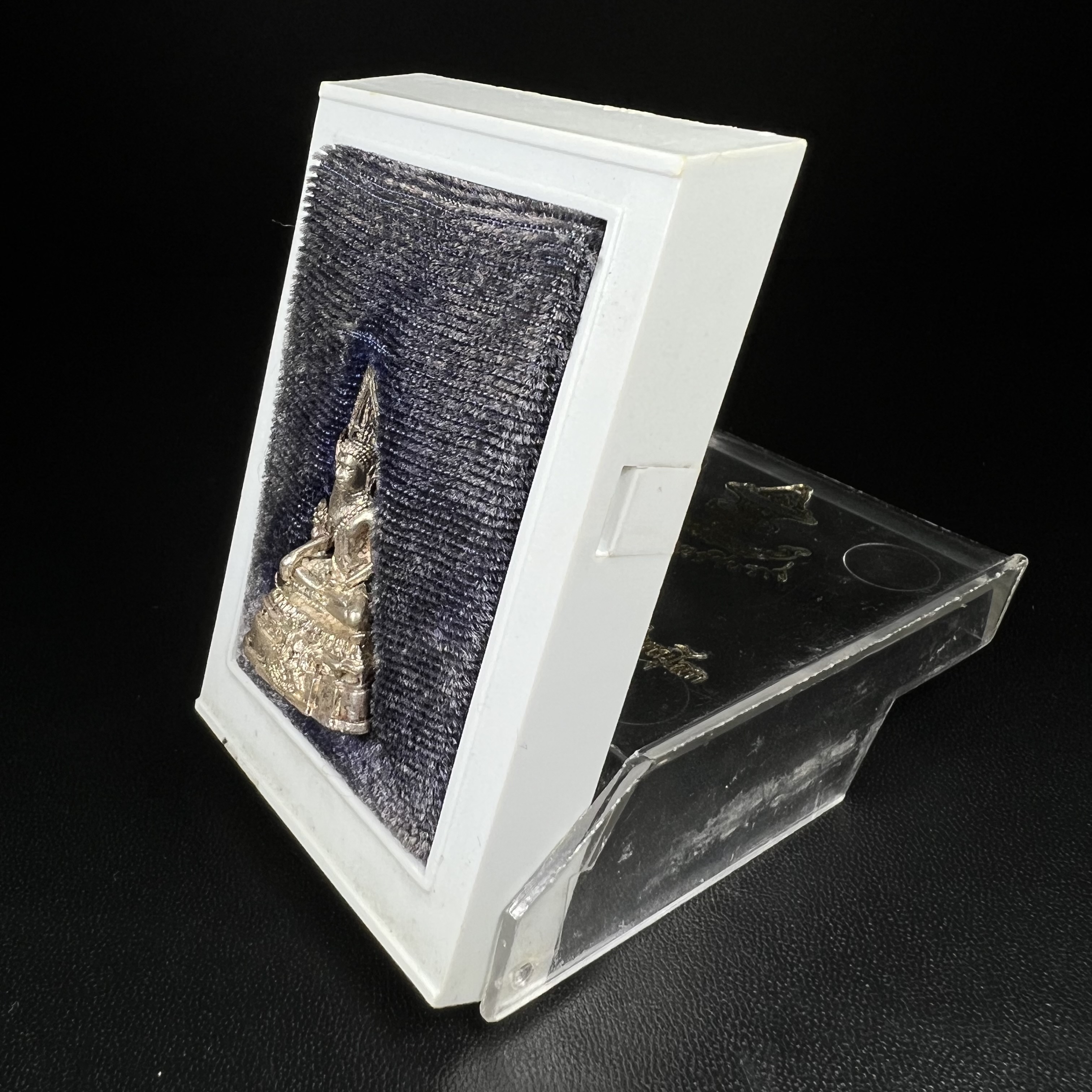 พระกริ่งพุทธชินราช รุ่นพระมาลาเบี่ยง ปี พ.ศ.2520 (รุ่นแรก รุ่นเดียว) วัดพระศรีรัตนมหาธาตุ พิษณุโลก ปี 2520 พิมพ์ใหญ่เนื้อเงิน(ผิวเดิมสวยติดรุ้งนิดๆผิวขึ้นน้ำทองสวยมีเสน่ห์ตามกาลเวลา)พิธีใหญ่ เกจิในยุคร่วมเสกมากมาย(องค์หมายเลขสวย เลขเบิ้น เลขคู่ ๕๕๓๓)