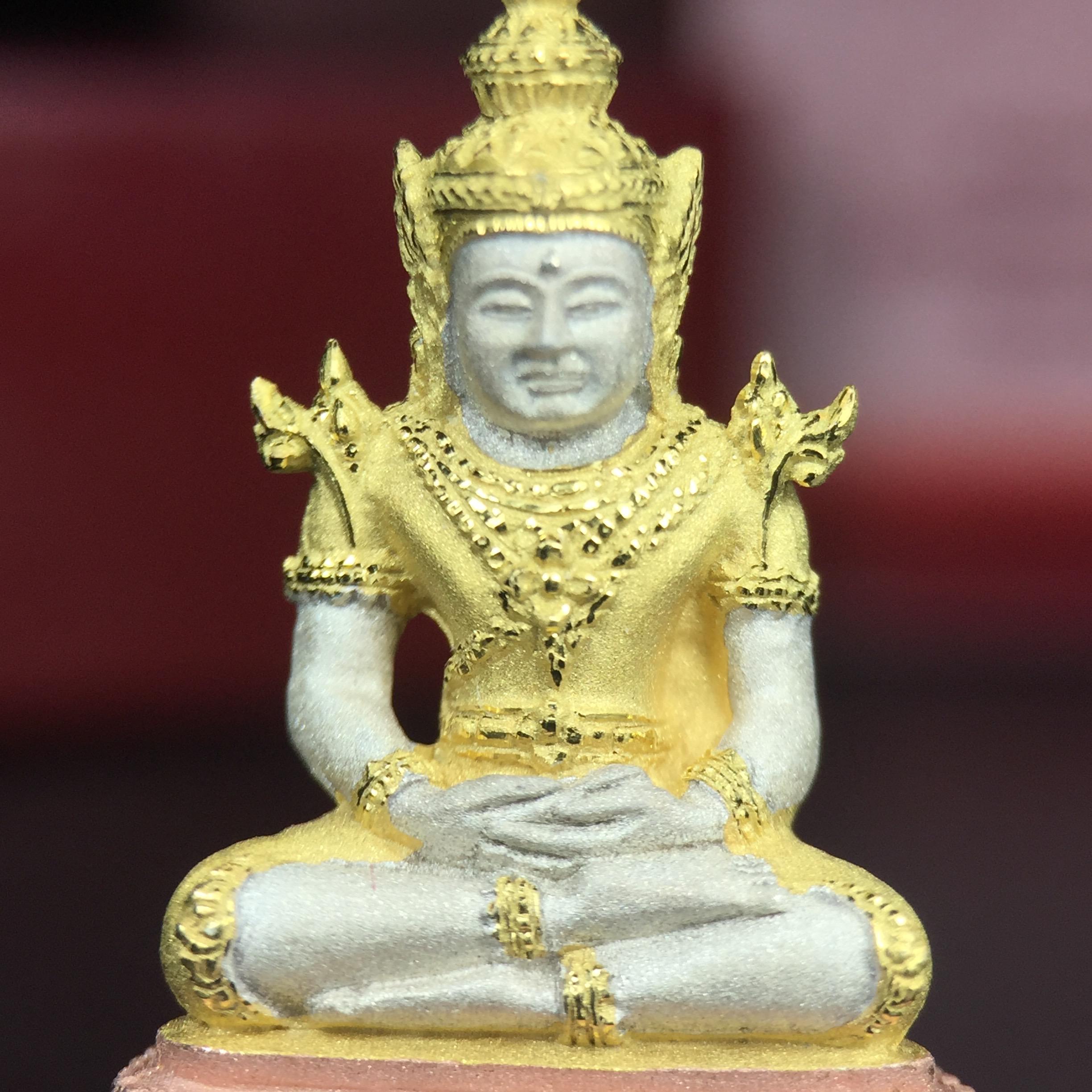 พระแก้วมรกต ภปร.(รุ่นแรก) ปี2545 จัดสร้างในมหาวโรกาส พระบาทสมเด็จพระเจ้าอยู่หัวรัชกาลที่ 9 ครบรอบ 75 พรรษา และฉลองกรุงรัตนโกสินทร์ครบ 220 ปี พิมพ์ลอยองค์ใหญ่ เนื้อเงินบริสุทธิ์ 92.5%(สามกษัตริย์) ขนาด 19*35 มม. พร้อมกล่อง สวยครบสมบูรณ์(องค์หมายเลข 2369)