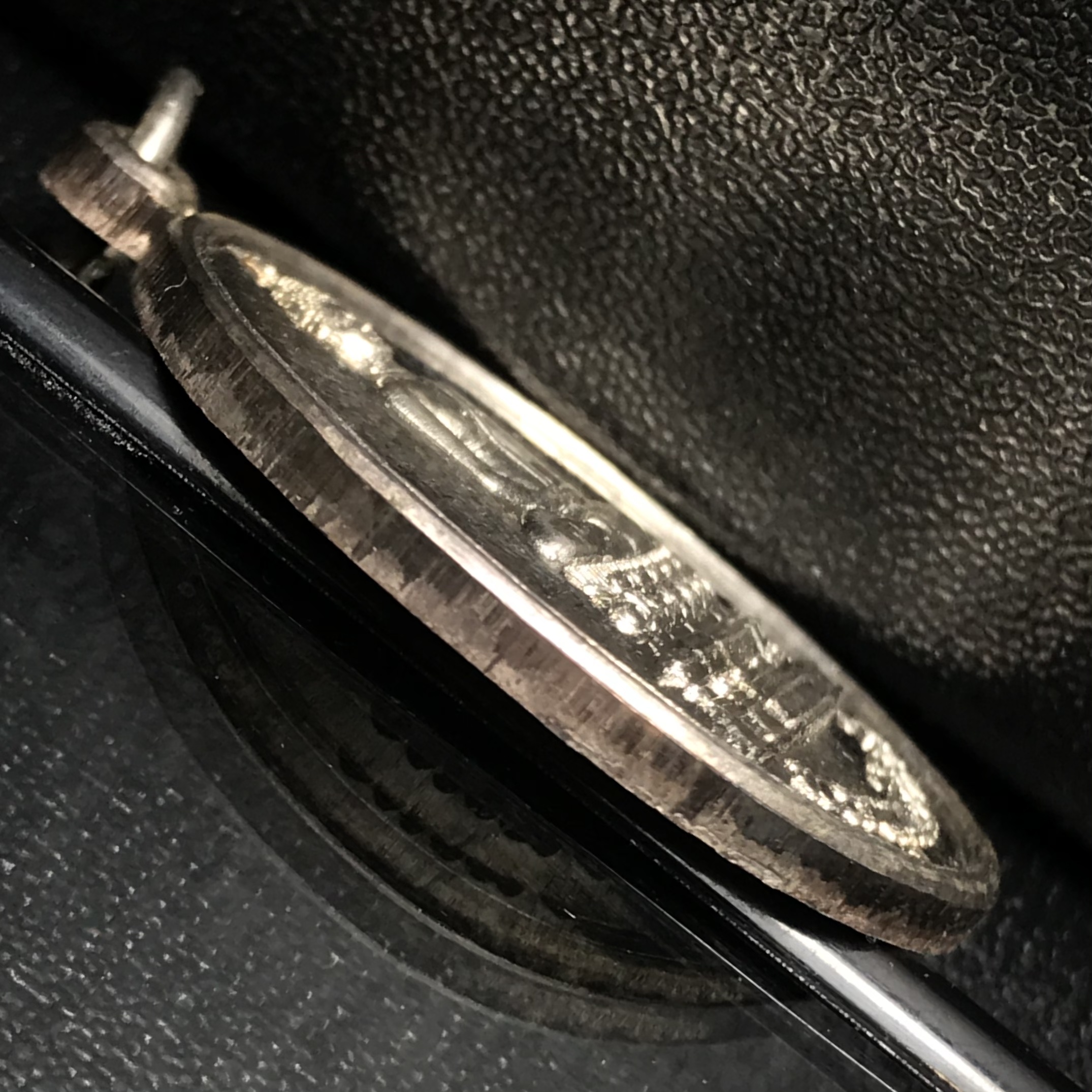 เหรียญพระพุทธสิหิงค์ ภปร. รุ่นมหาลัยธรรมศาสตร์ 60ปี พ.ศ.2537 พิมพ์เล็ก เนื้อเงินผิวเดิม(ในหลวงรัชกาลที่9เสด็จในพิธี)(หลวงตามหาบัวร่วมปลุกเสก)