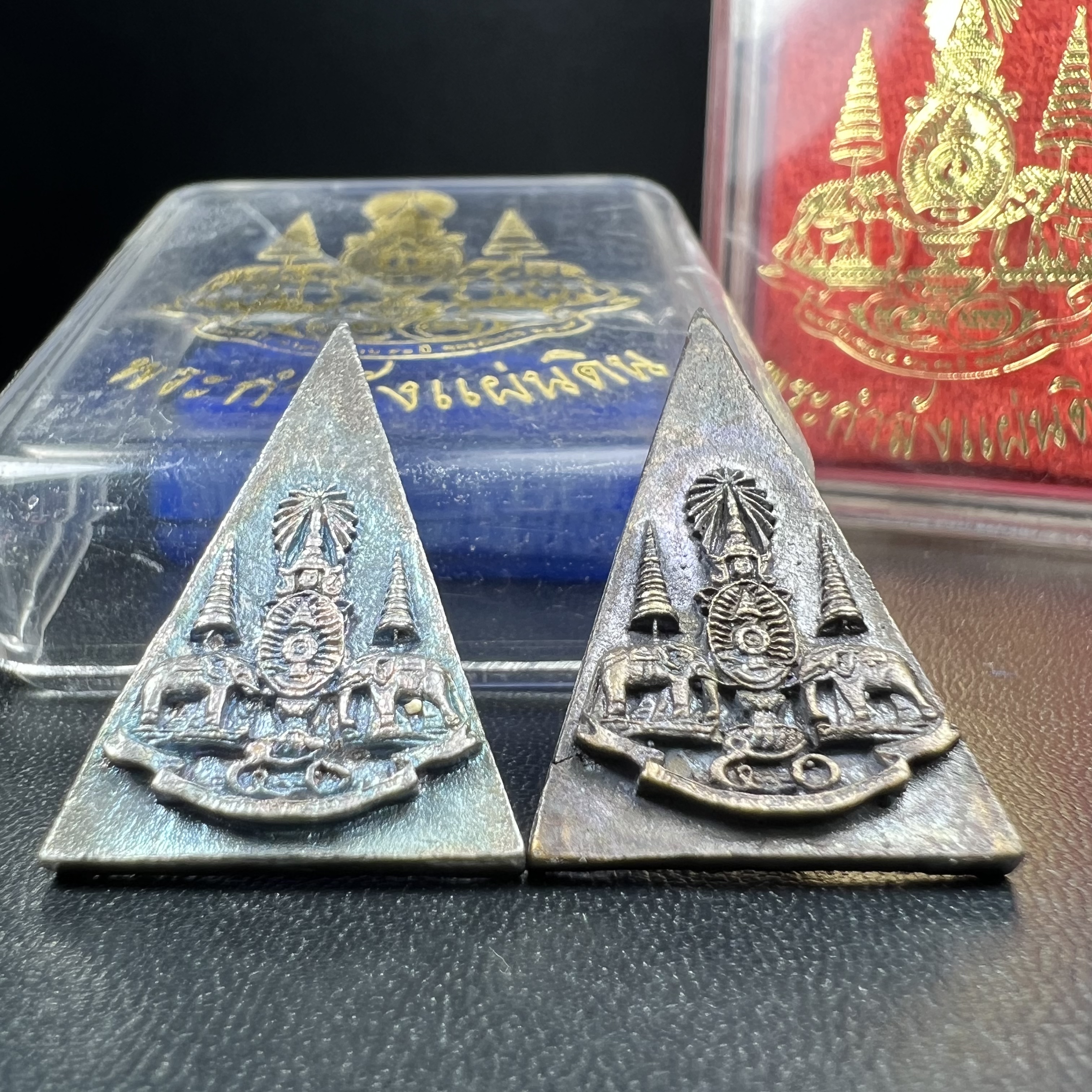 พระกำลังแผ่นดิน (สมเด็จจิตรลดา2) จัดสร้างเฉลิมพระเกียรติ ร.9 ครองราชย์ 50 ปี 2539 เนื้อเงิน(ผิวเดิมกลับดำ รุ้งๆสวย)+เนื้อนวโลหะ(สร้างน้อยหายาก)พร้อมกล่องบรรจุเดิม(1ใน2539องค์)