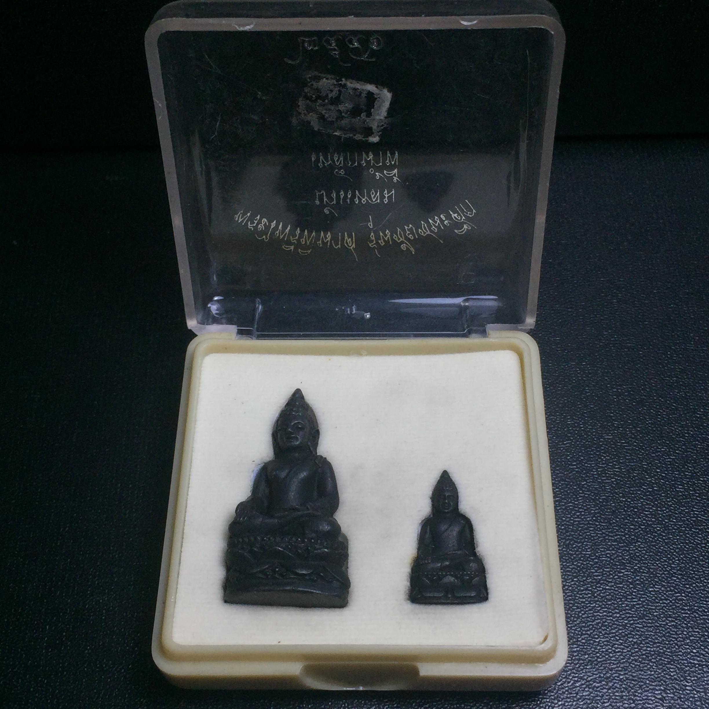 พระไพรีพินาศ วัดบวรนิเวศวิหาร รุ่นชัยชนะศึก ปี2546 พิมพ์บัวแหลม เนื้อเหล็กน้ำพี้(นิยม) (สภาพสวยพร้อมกล่องบรรจุเดิมครบสมบูรณ์)(พระดี พิธีใหญ่ มวลสารเด่น รุ่นนิยม)